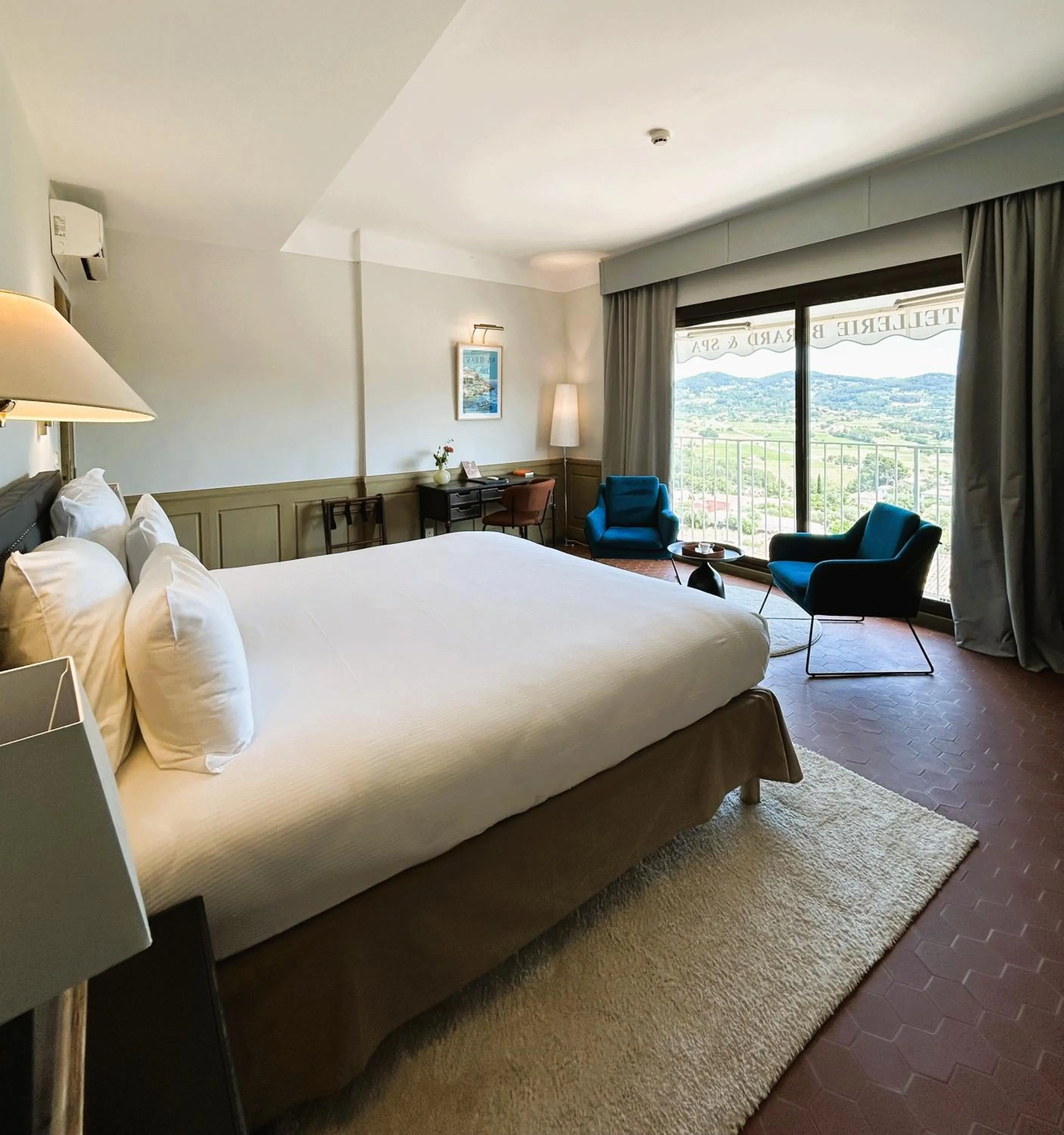 Bed in Maison Bérard Hôtel - Restaurant - Spa