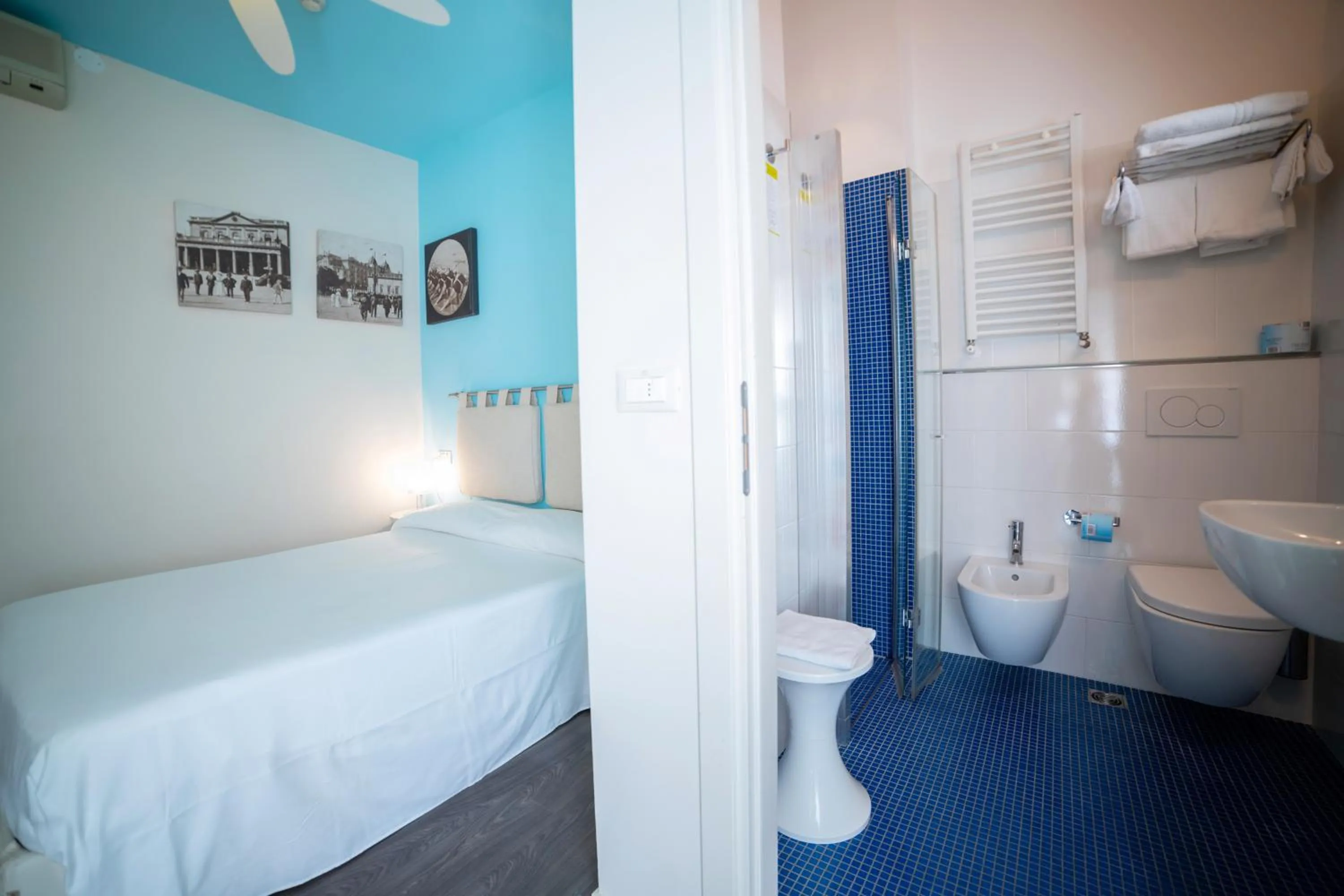 Toilet, Bed in Hotel Casablanca