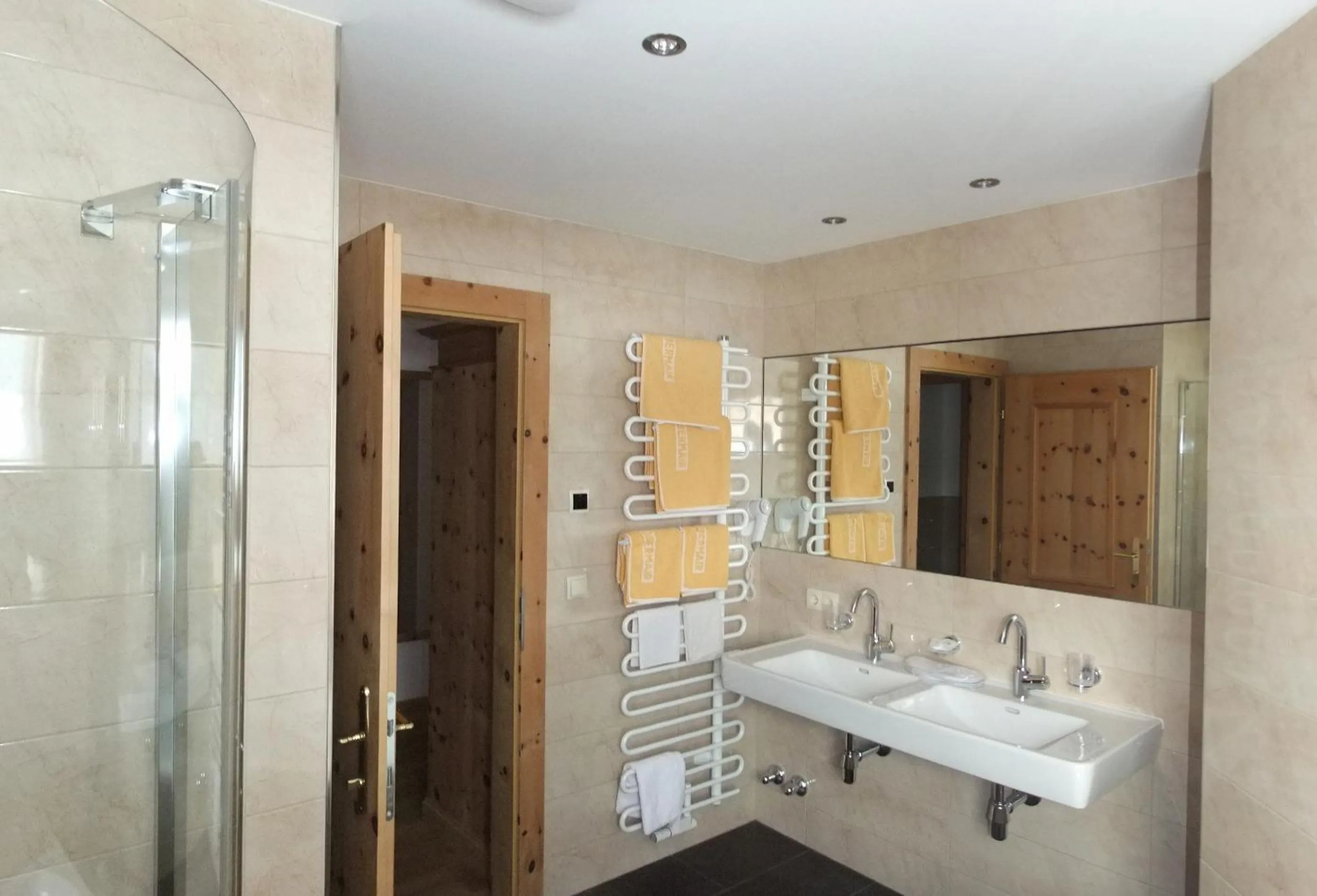 Bathroom in Hotel Garni Obermair