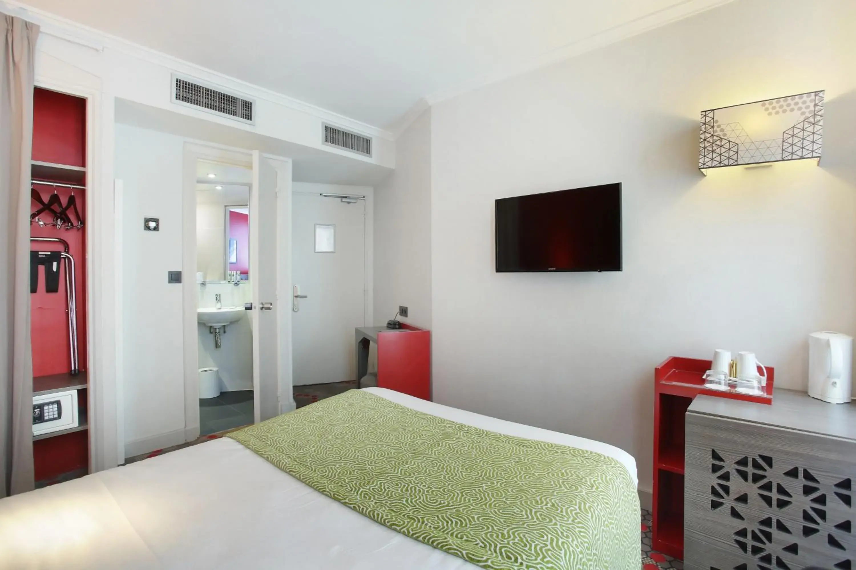 Bedroom, Bed in Hotel Eiffel Capitol Bedroom, Bed in Hotel Eiffel Capitol