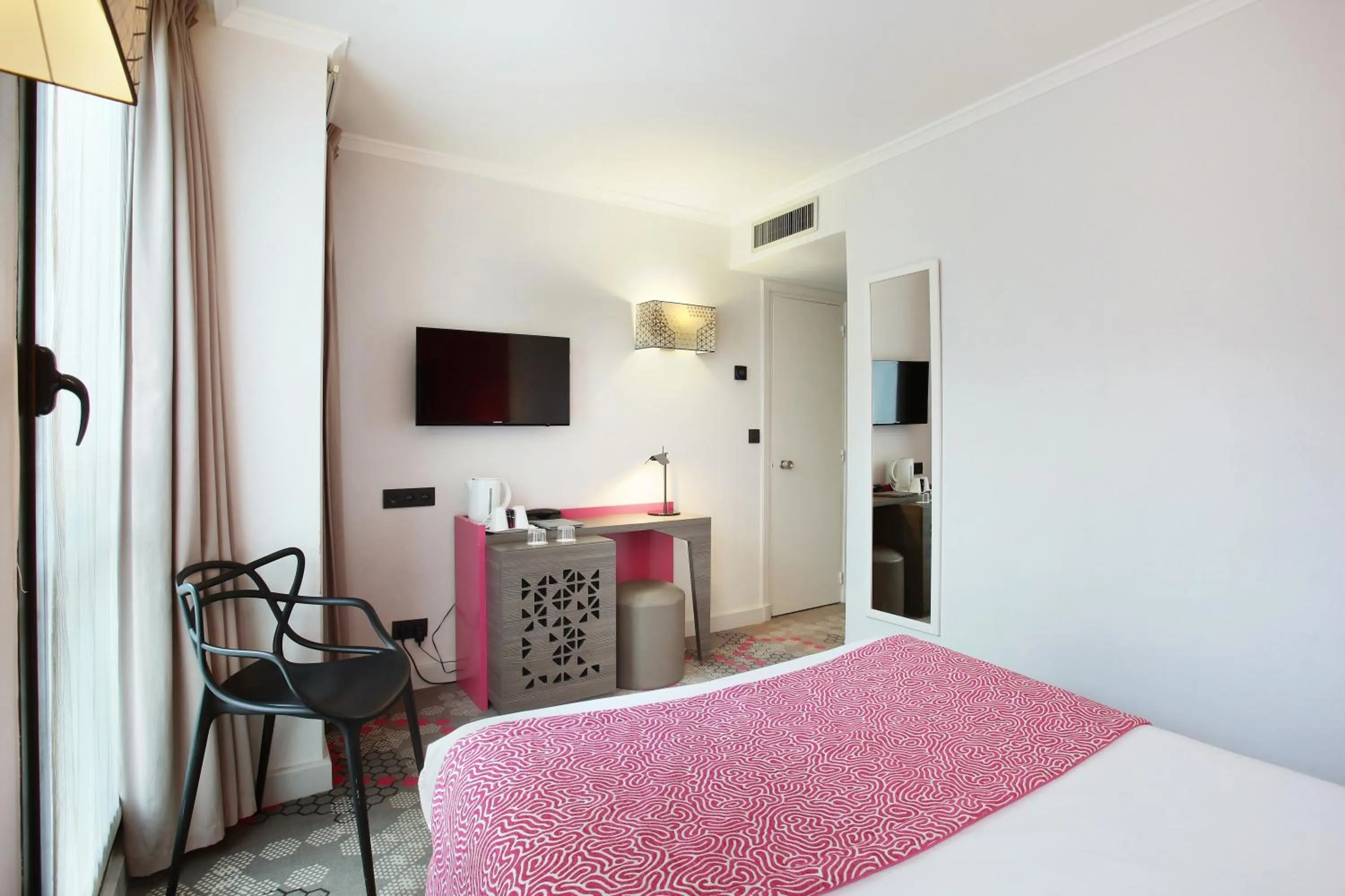 Bedroom, Bed in Hotel Eiffel Capitol