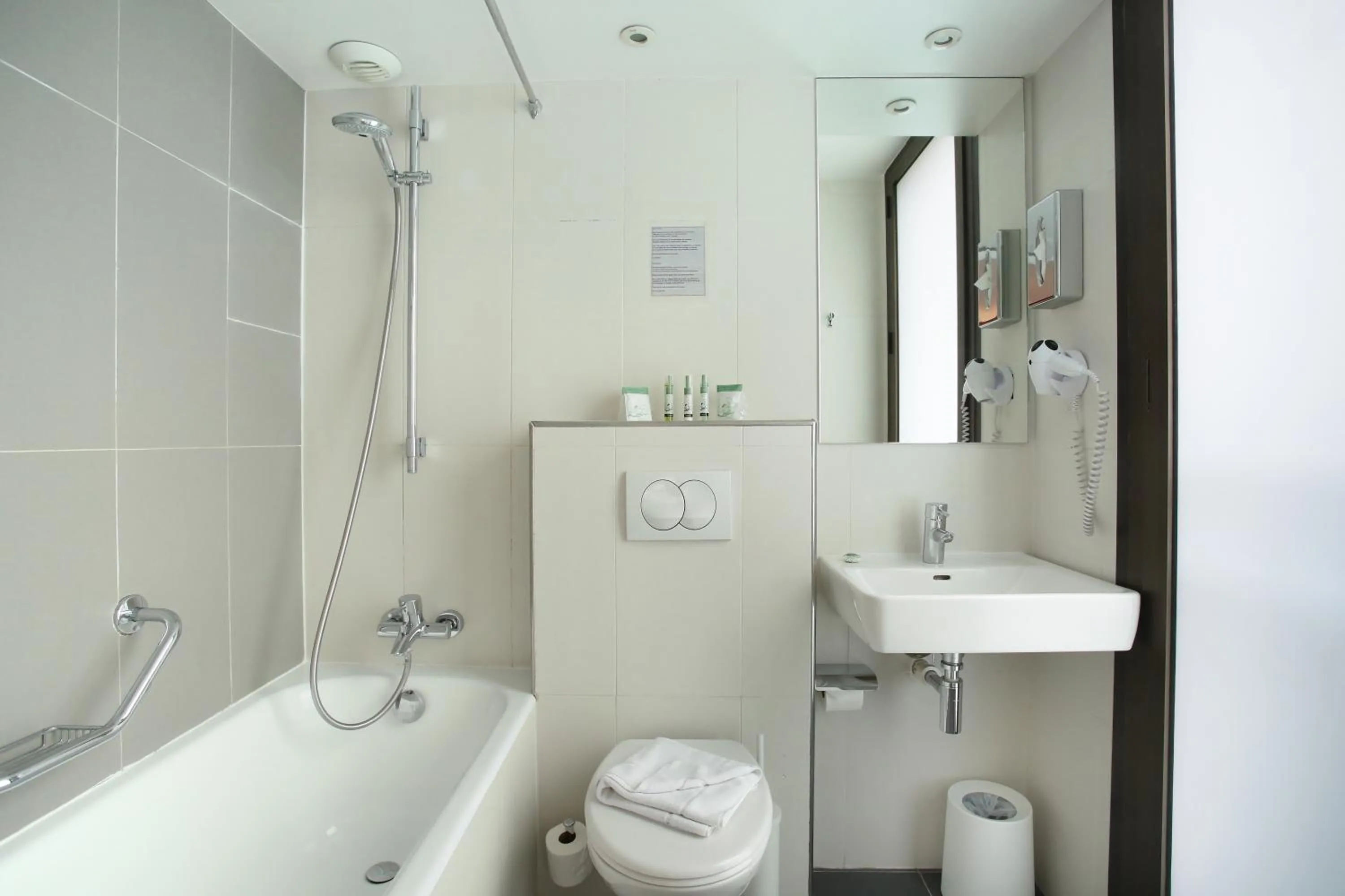 Bathroom in Hotel Eiffel Capitol