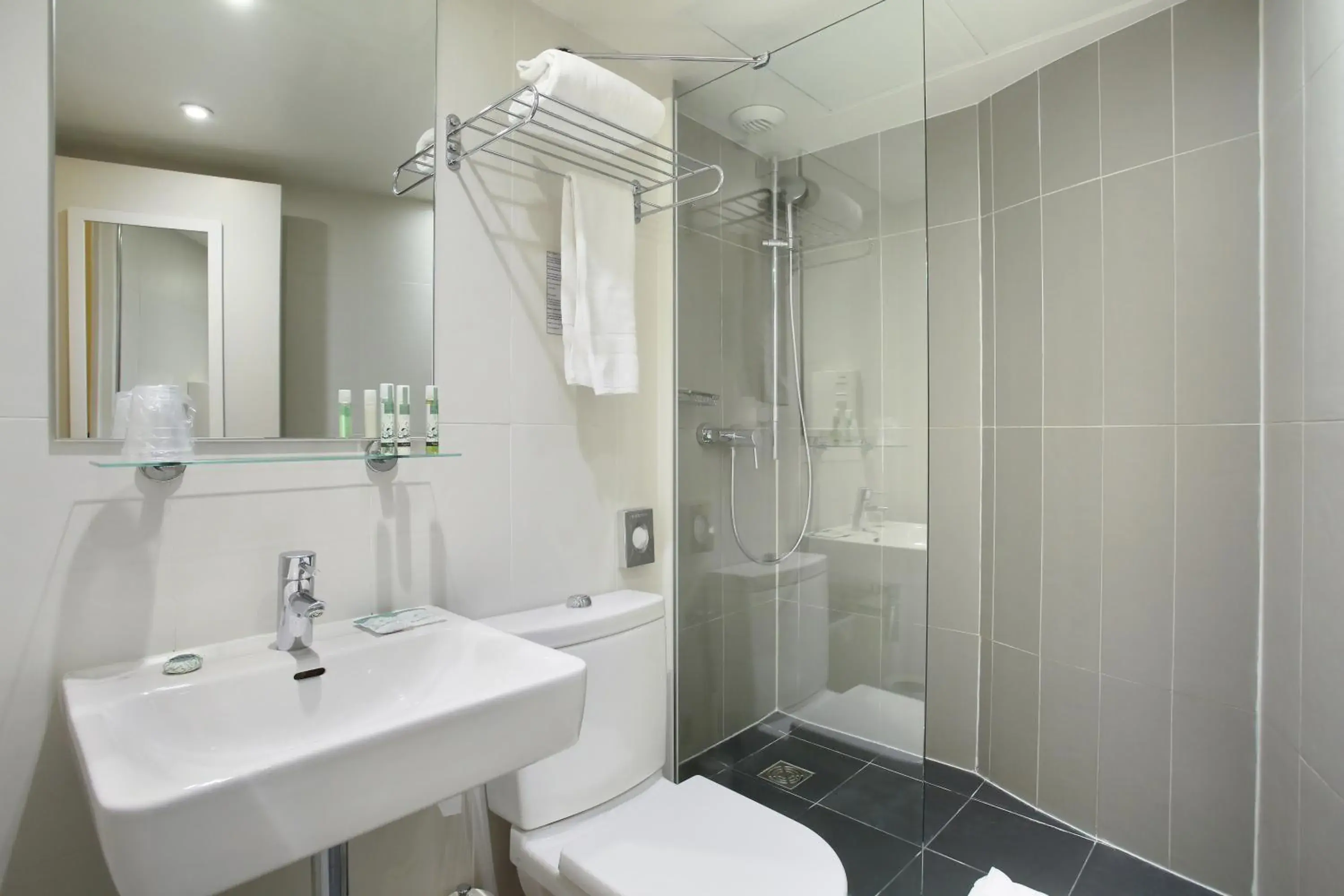 Bathroom in Hotel Eiffel Capitol Bathroom in Hotel Eiffel Capitol