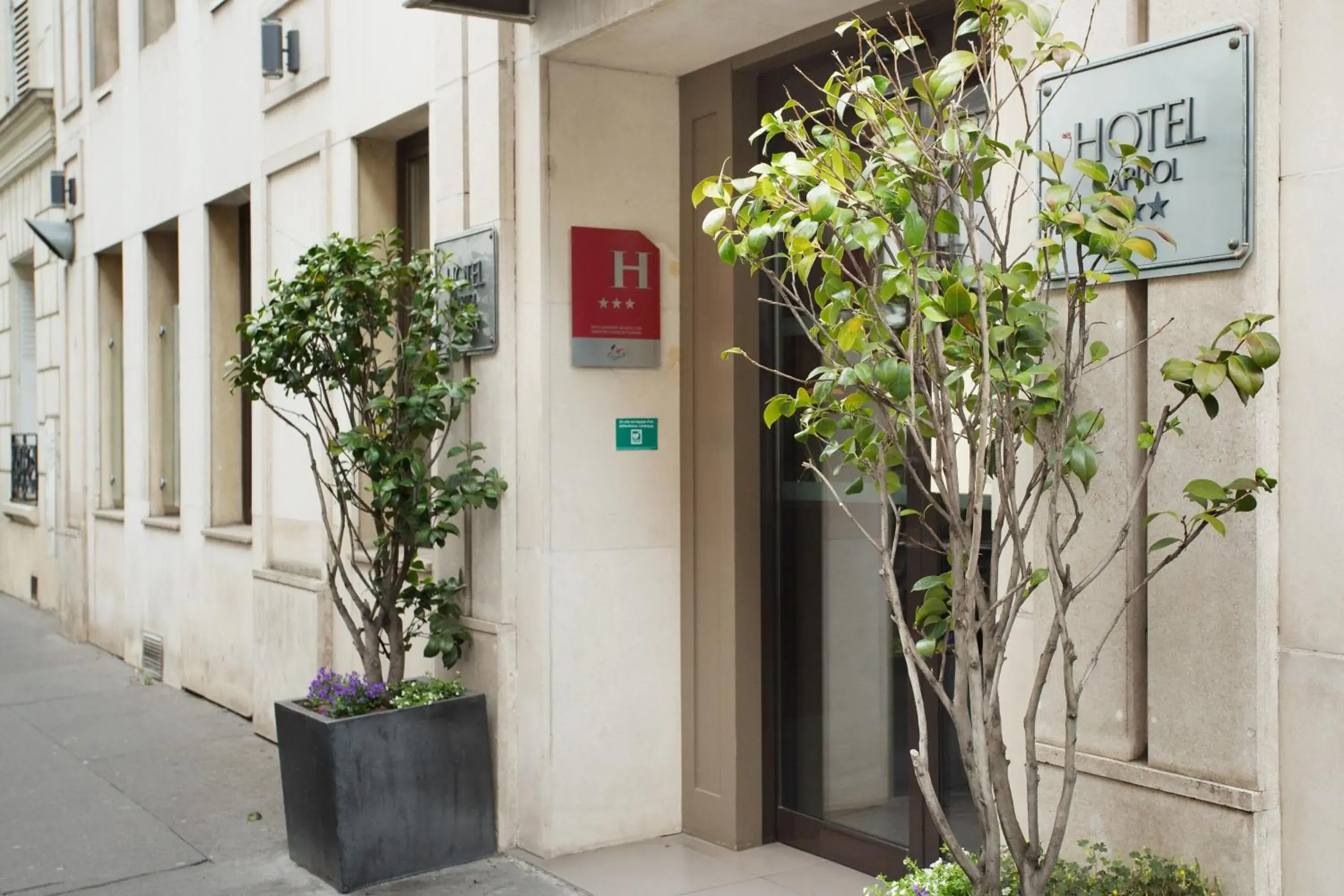 Facade/entrance in Hotel Eiffel Capitol Facade/entrance in Hotel Eiffel Capitol