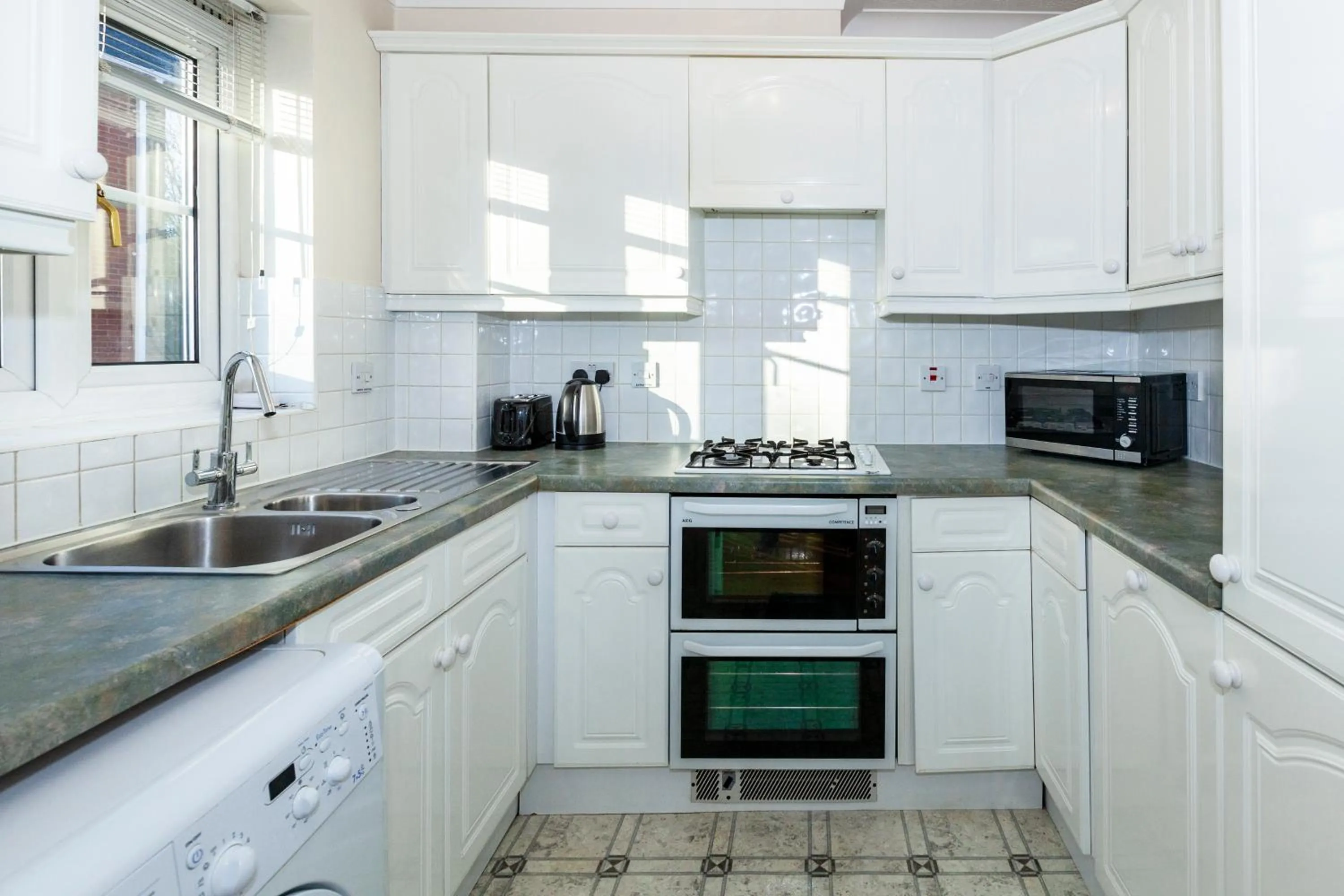 Kitchen or kitchenette in Churchill Way Suite