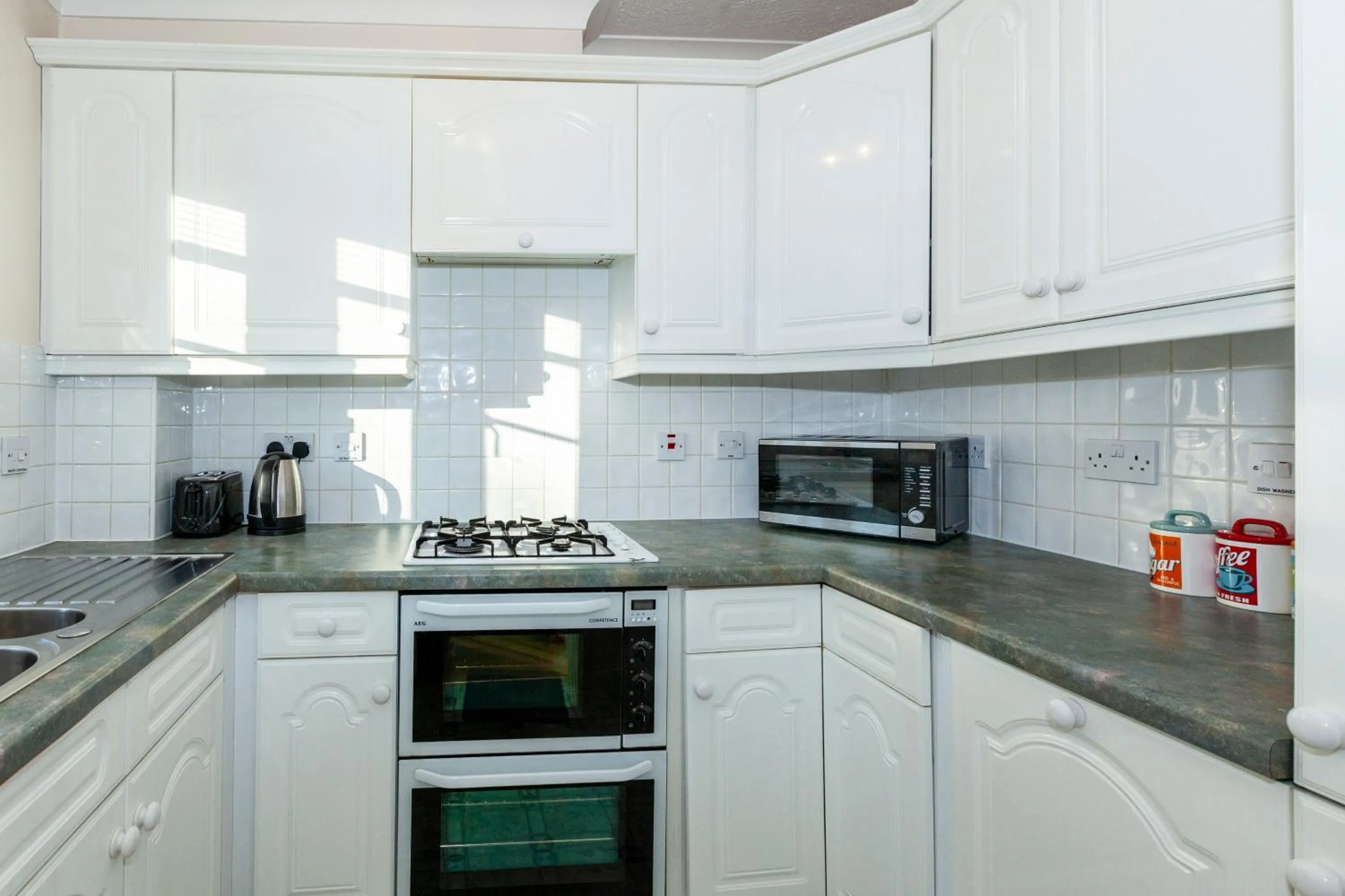 Kitchen or kitchenette in Churchill Way Suite