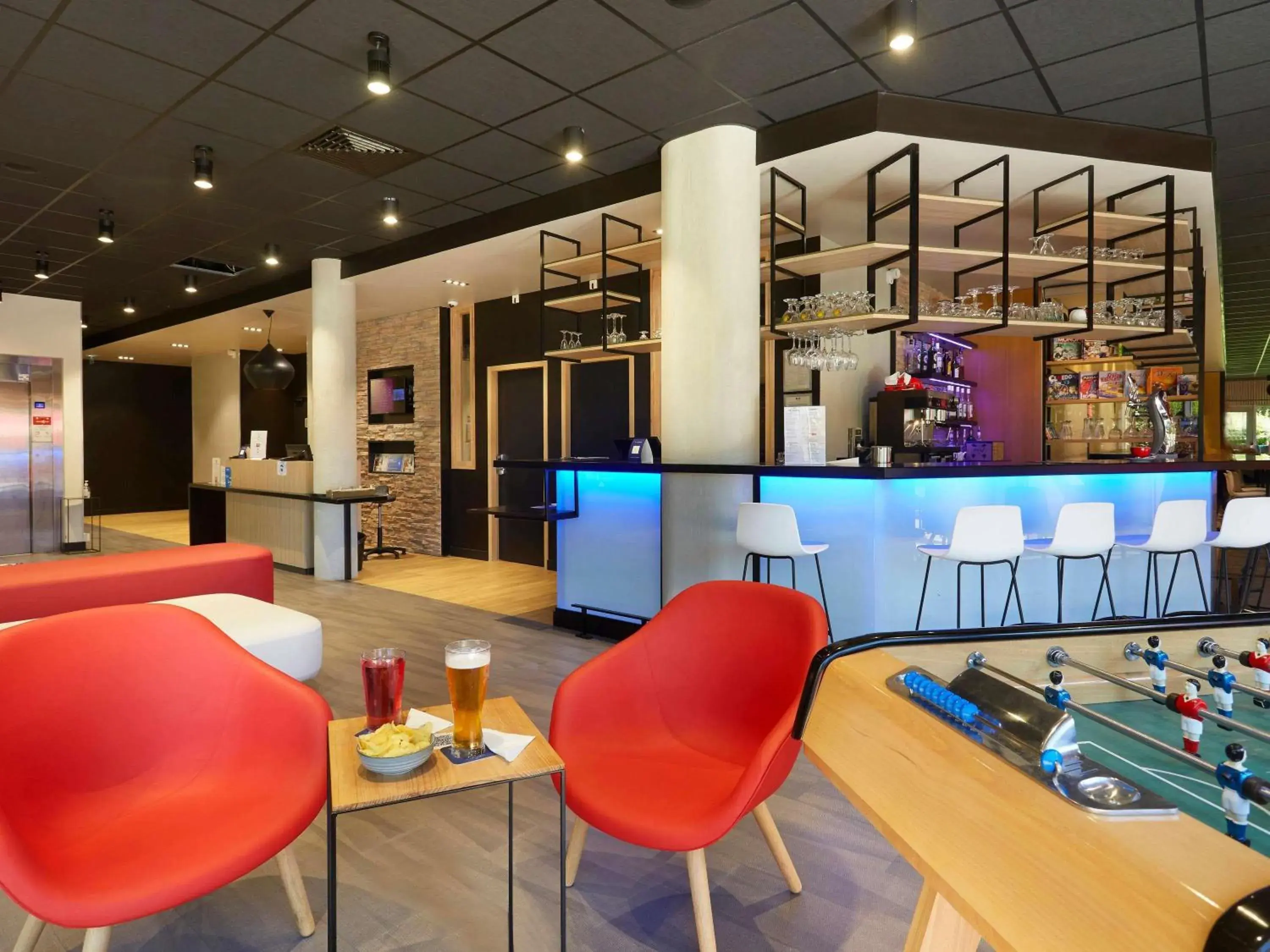 Lounge or bar in ibis Archamps Porte de Genève Lounge or bar in ibis Archamps Porte de Genève
