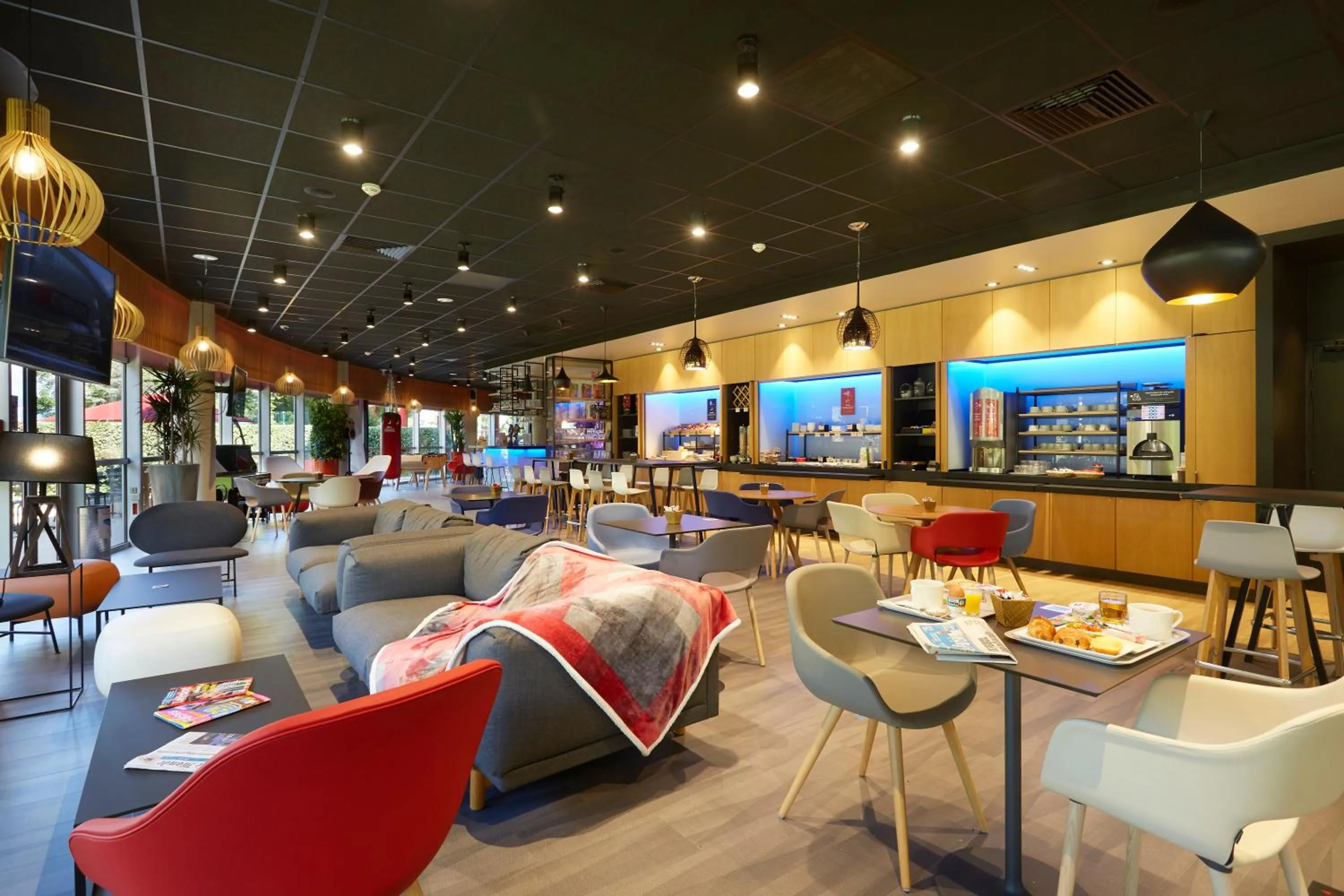 Communal lounge/ TV room in ibis Archamps Porte de Genève