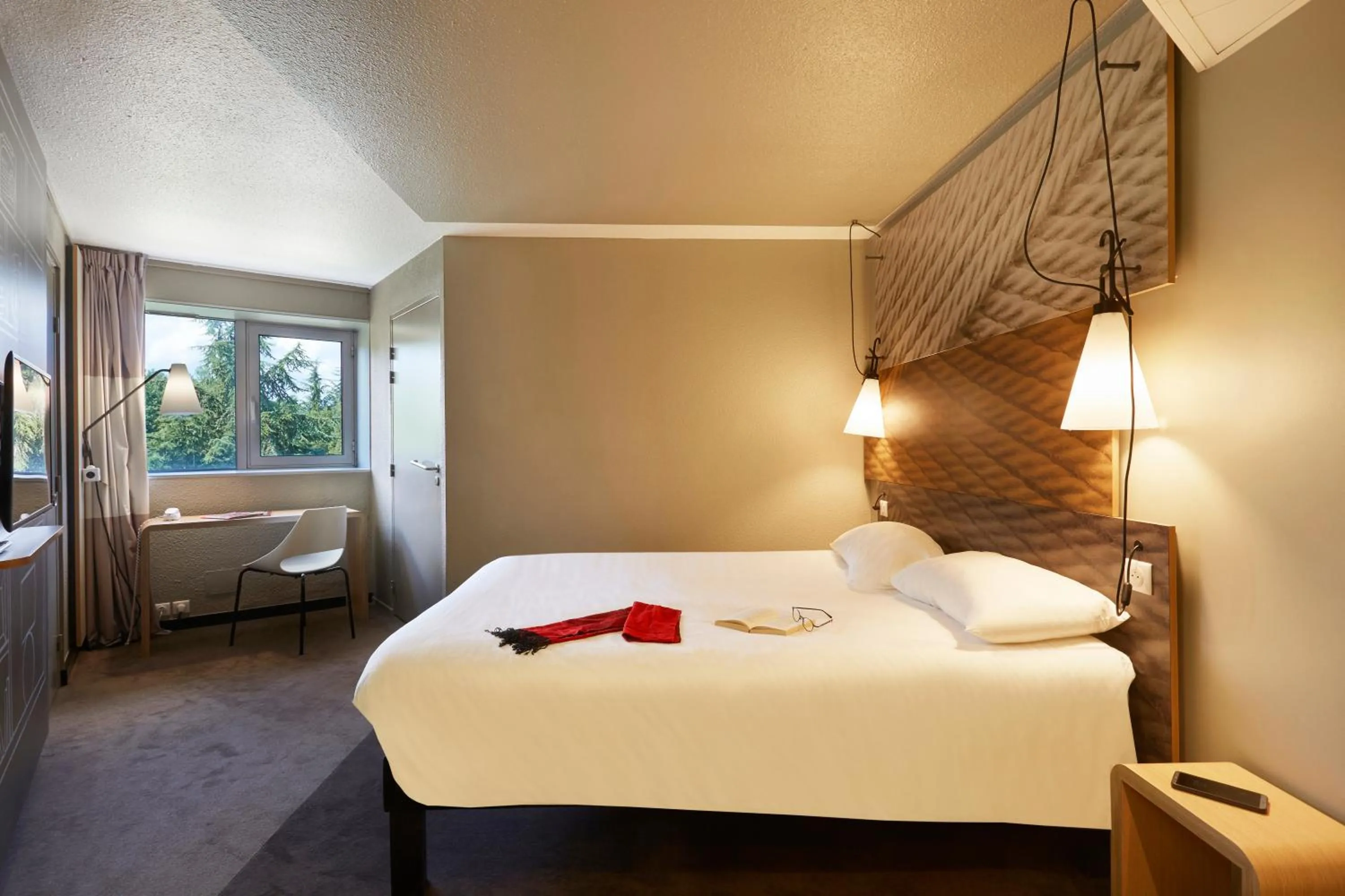 Photo of the whole room, Bed in ibis Archamps Porte de Genève