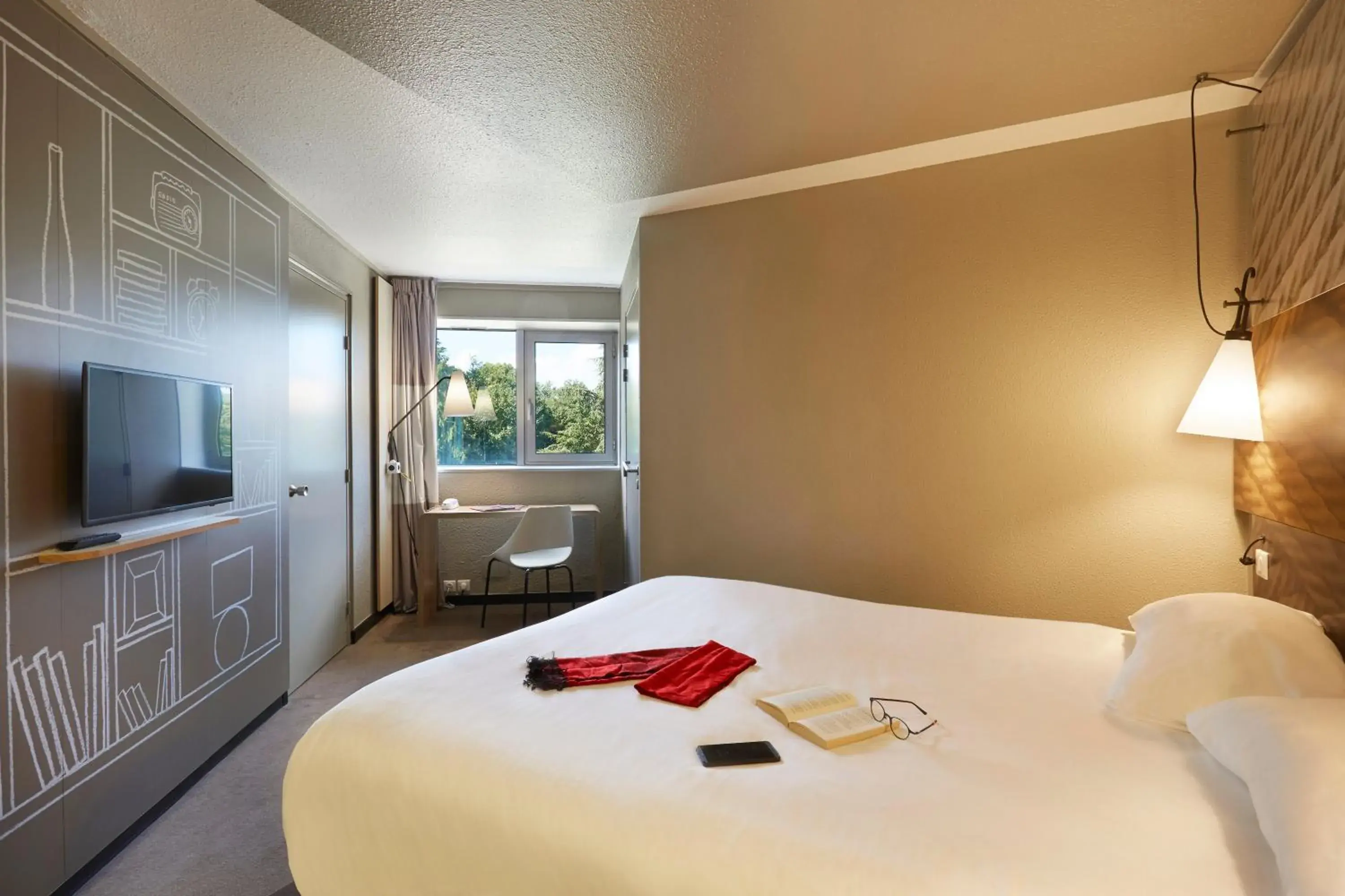 Photo of the whole room, Bed in ibis Archamps Porte de Genève Photo of the whole room, Bed in ibis Archamps Porte de Genève