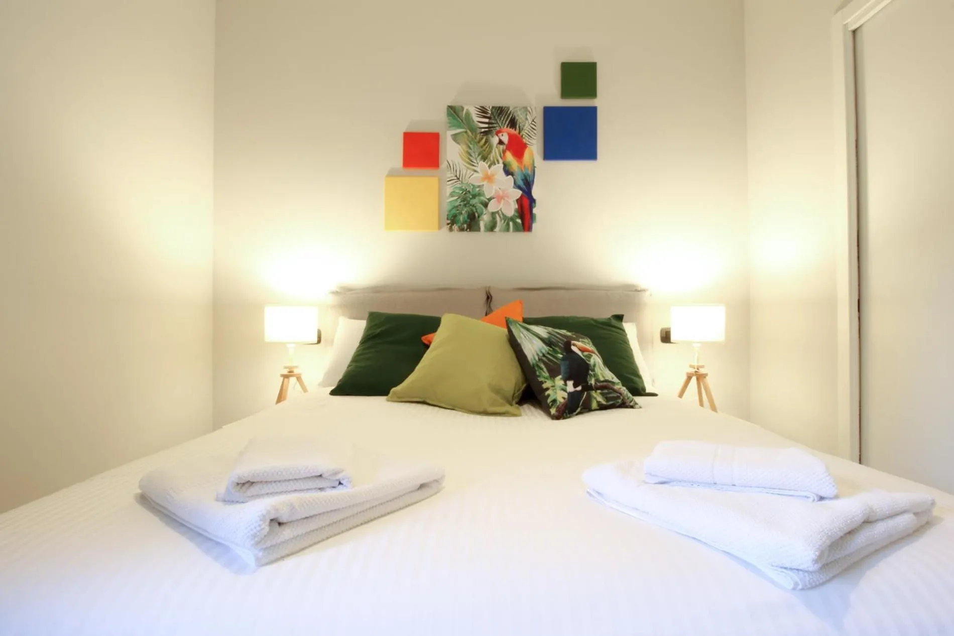 Bed in Parrots & Palms