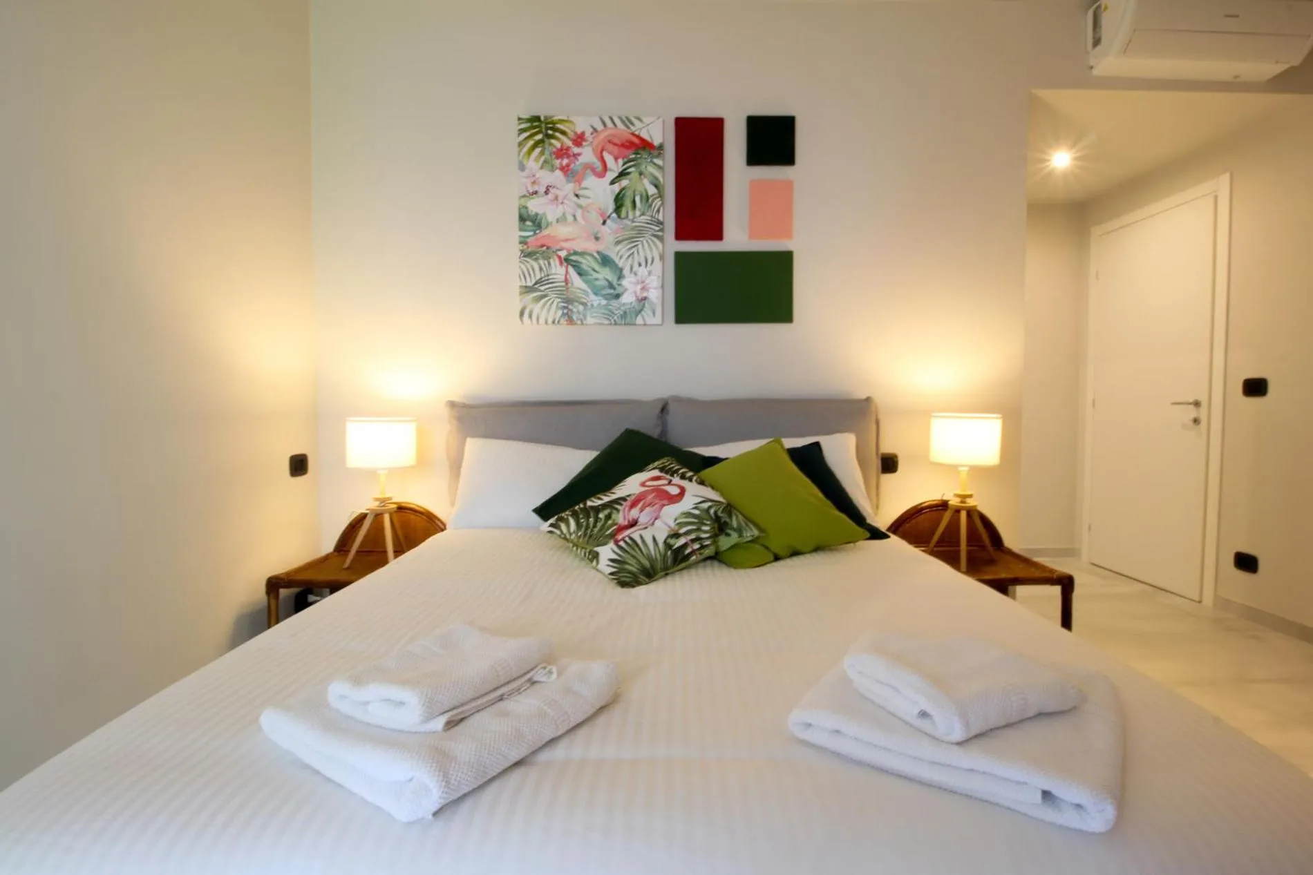 Bed in Parrots & Palms