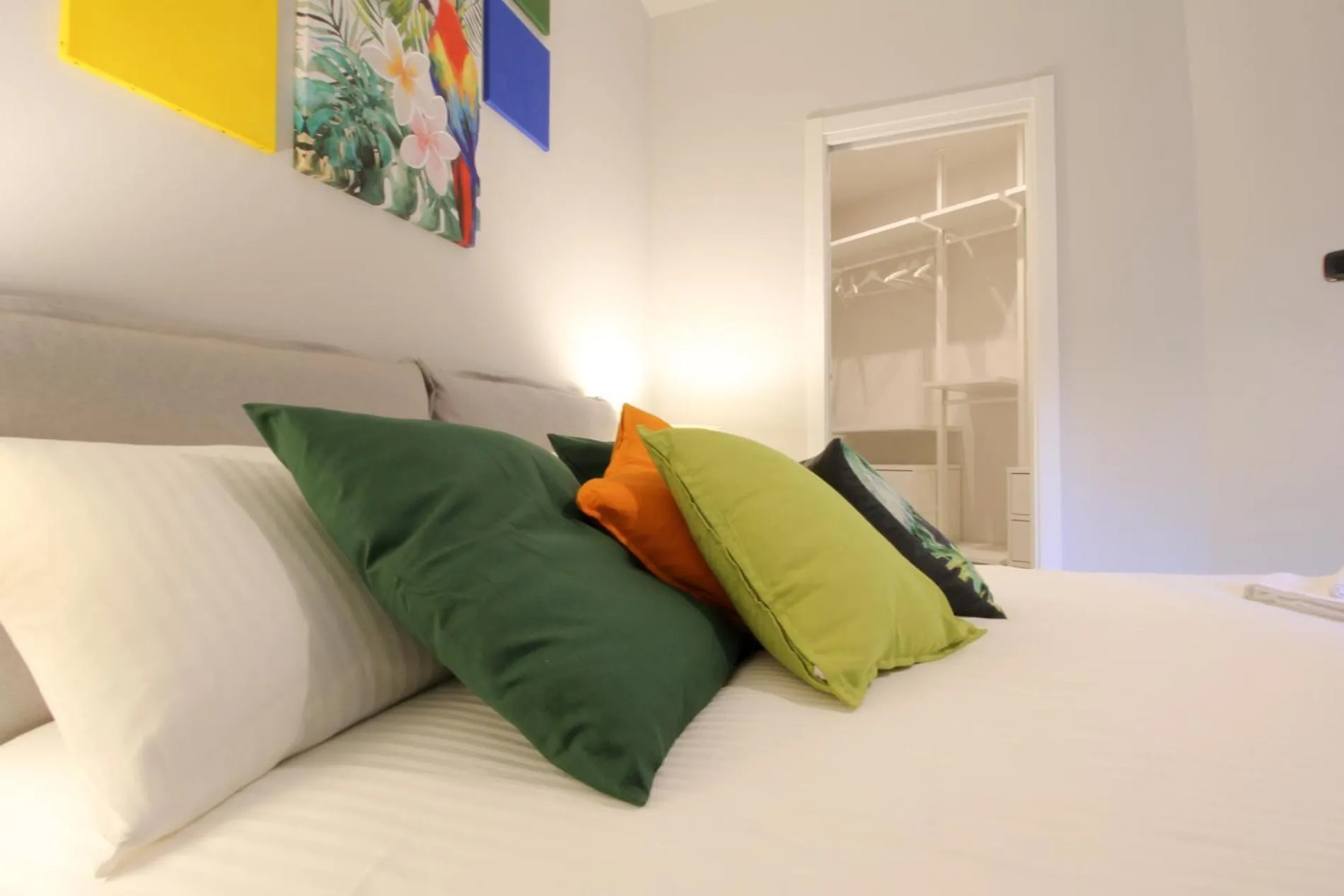 Bed in Parrots & Palms