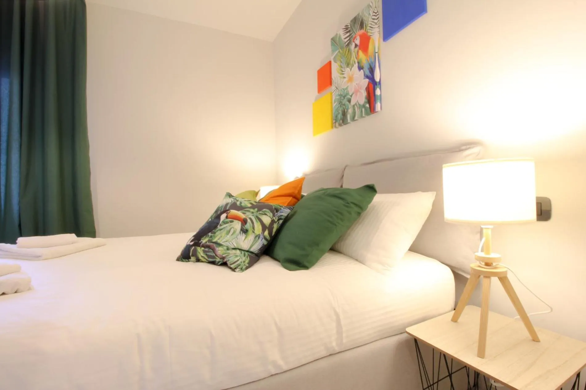 Bed in Parrots & Palms