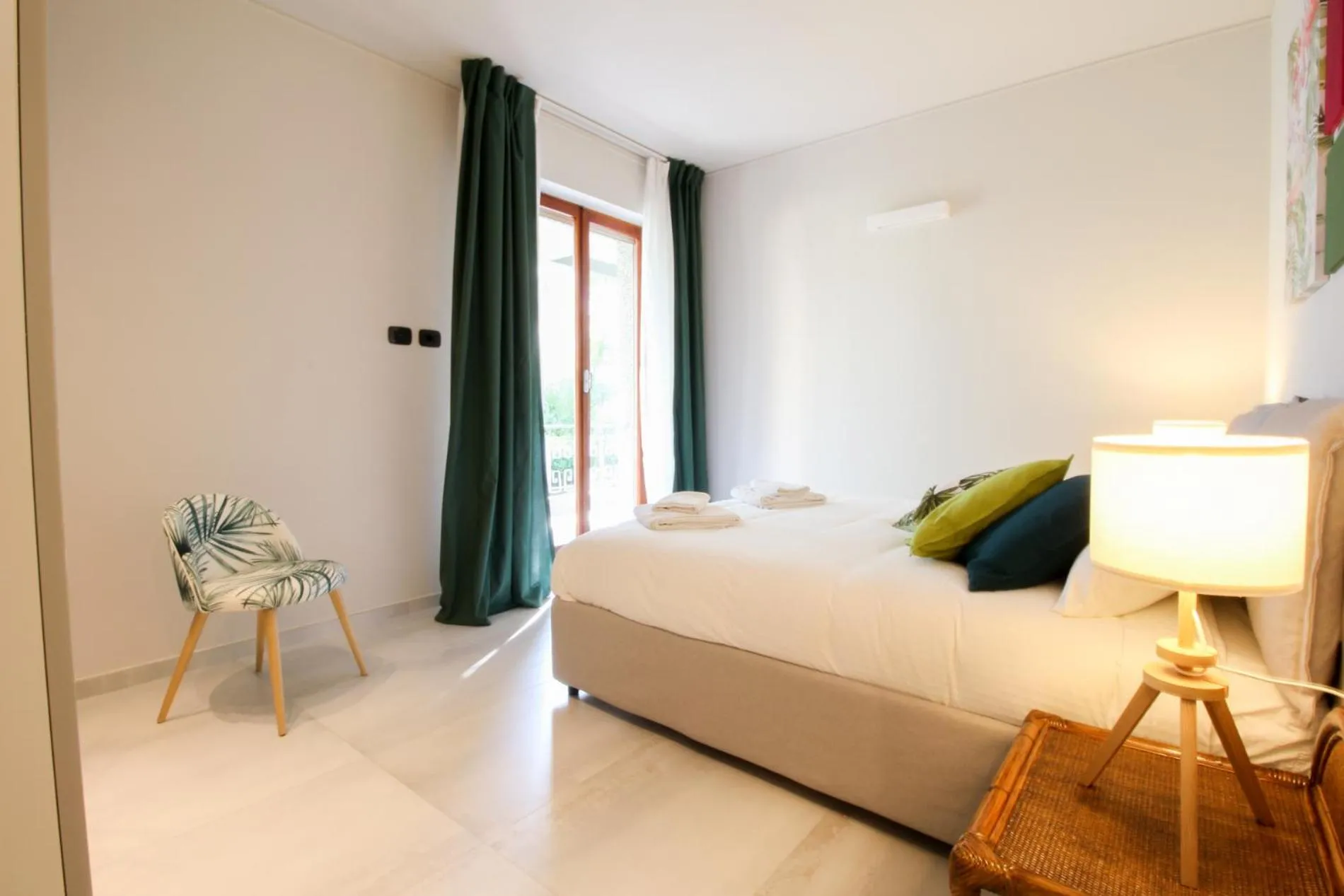 Bed in Parrots & Palms