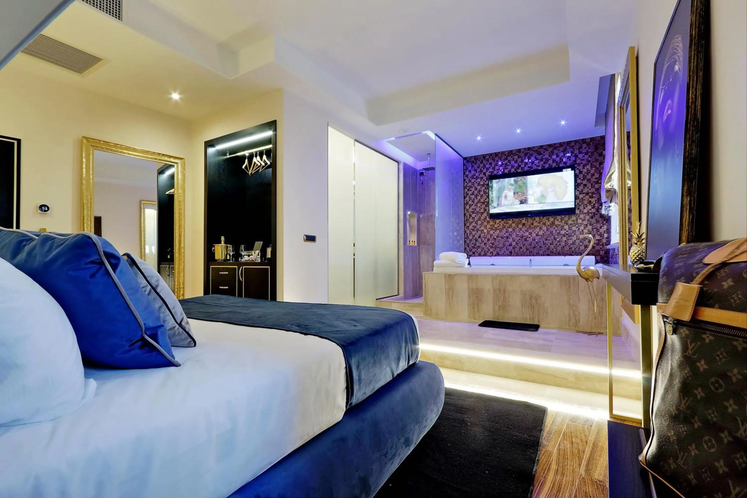 Photo of the whole room, Bed in Spanish Diamond Luxury Suites & Jacuzzi