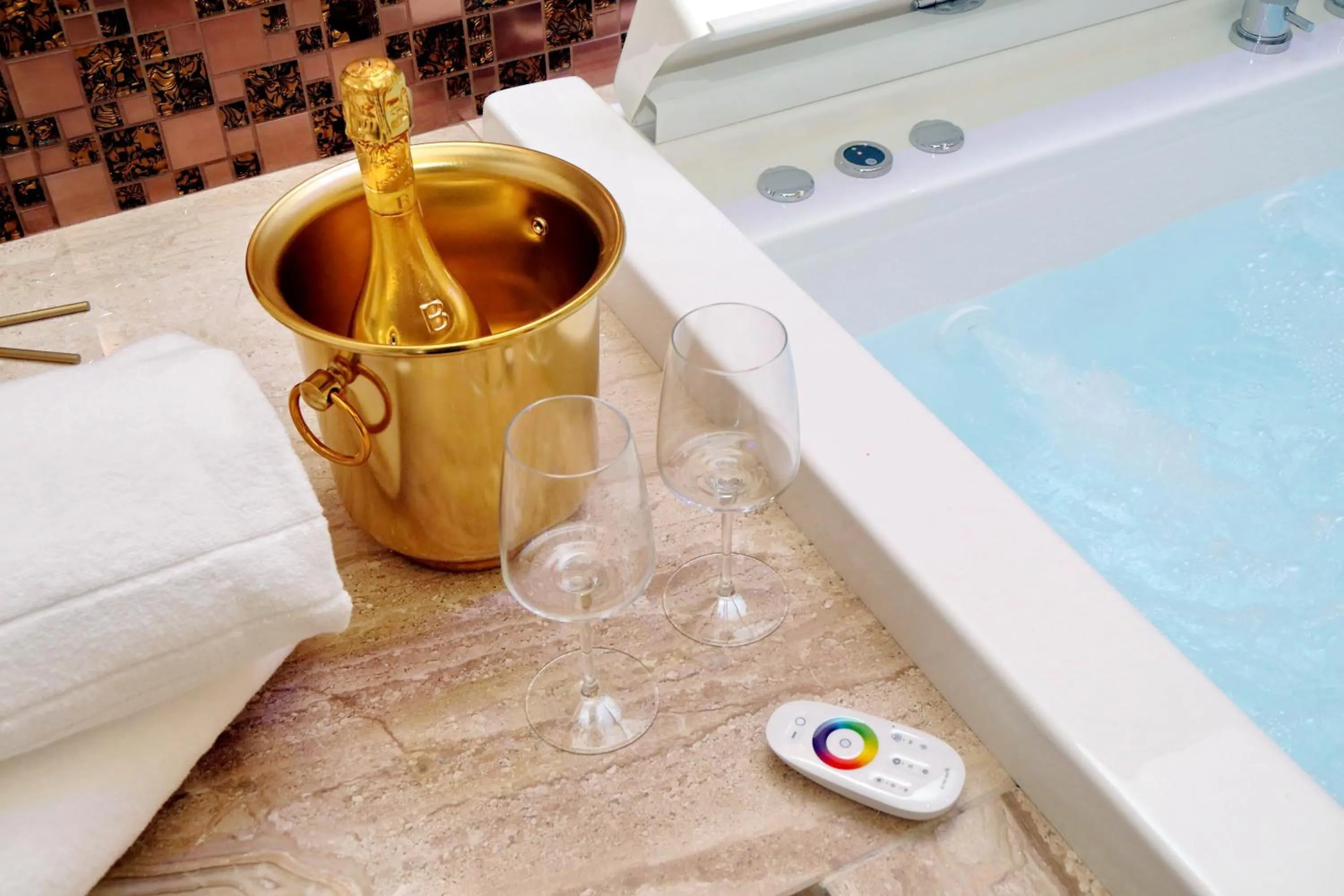 Bathroom in Spanish Diamond Luxury Suites & Jacuzzi