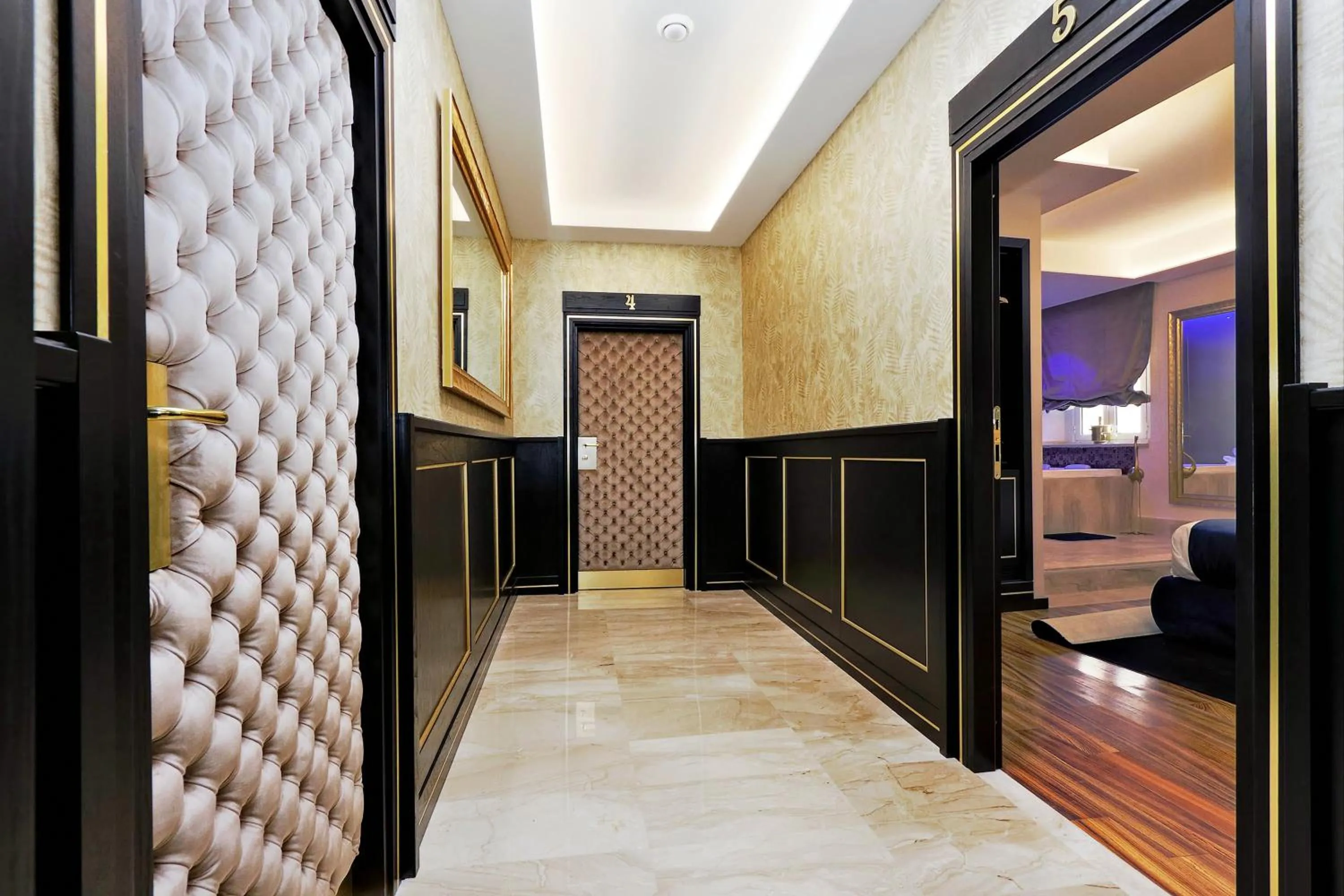 Lobby or reception in Spanish Diamond Luxury Suites & Jacuzzi