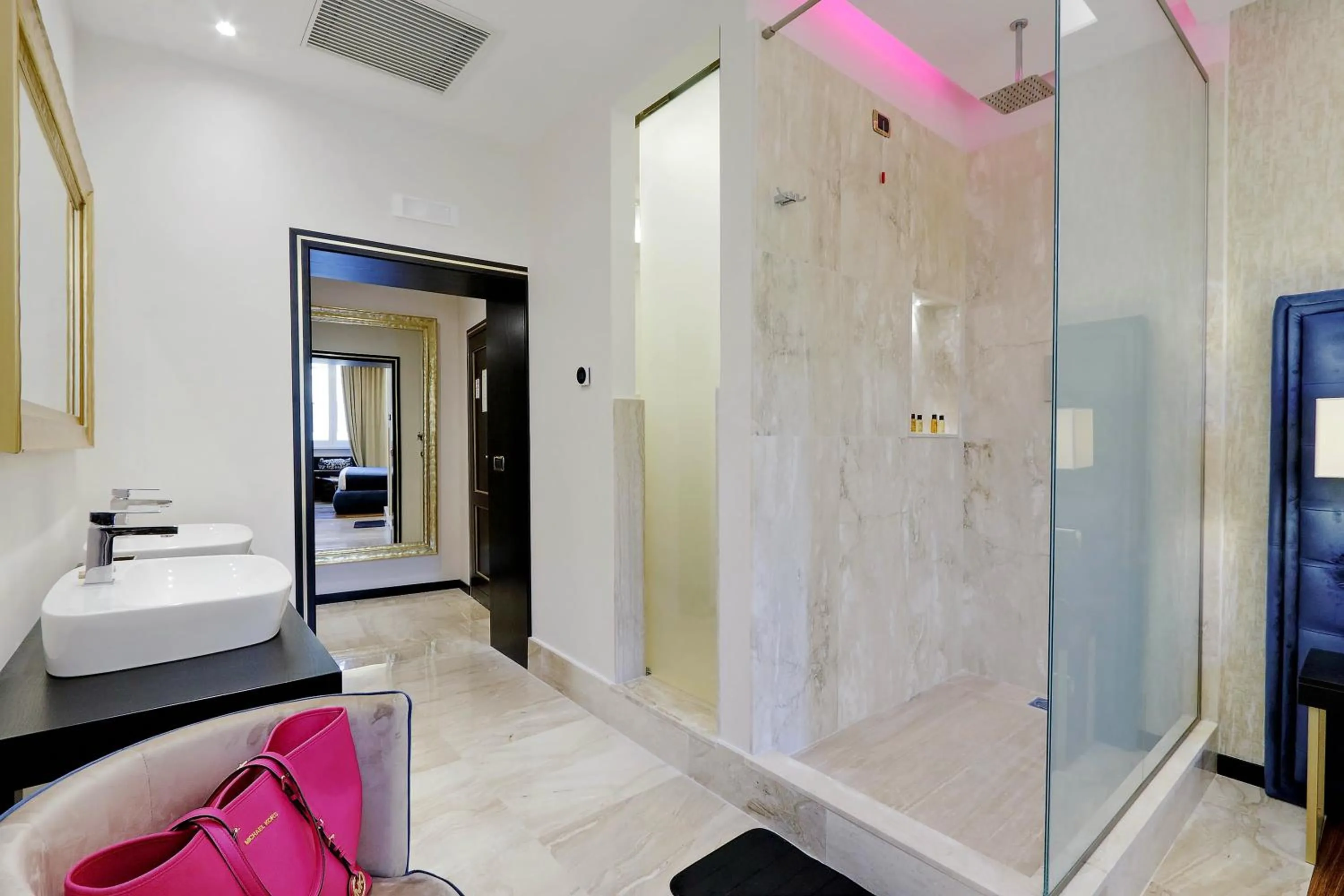 Bathroom, Bed in Spanish Diamond Luxury Suites & Jacuzzi
