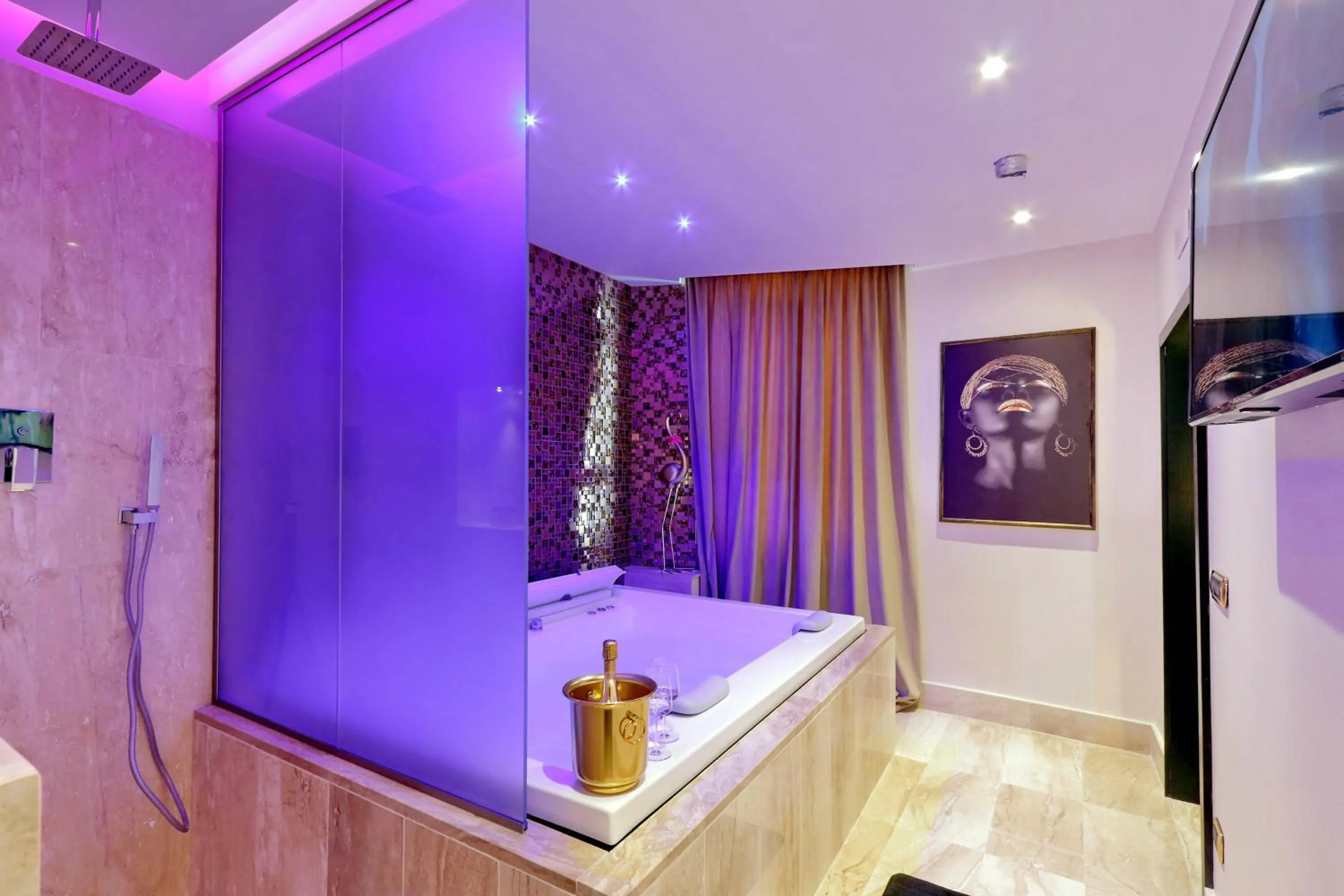 Hot Tub, Bed in Spanish Diamond Luxury Suites & Jacuzzi