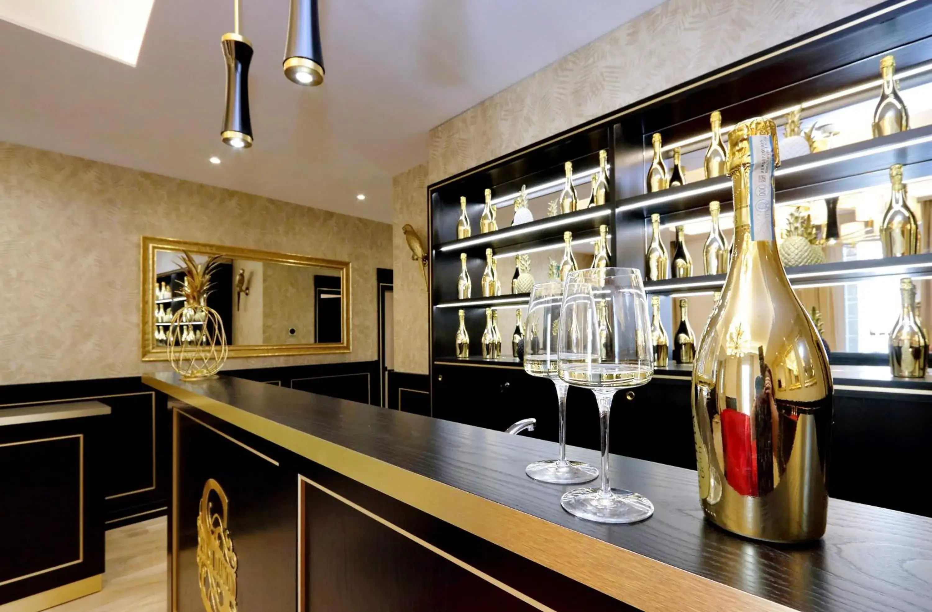 Lobby or reception in Spanish Diamond Luxury Suites & Jacuzzi Lobby or reception in Spanish Diamond Luxury Suites & Jacuzzi