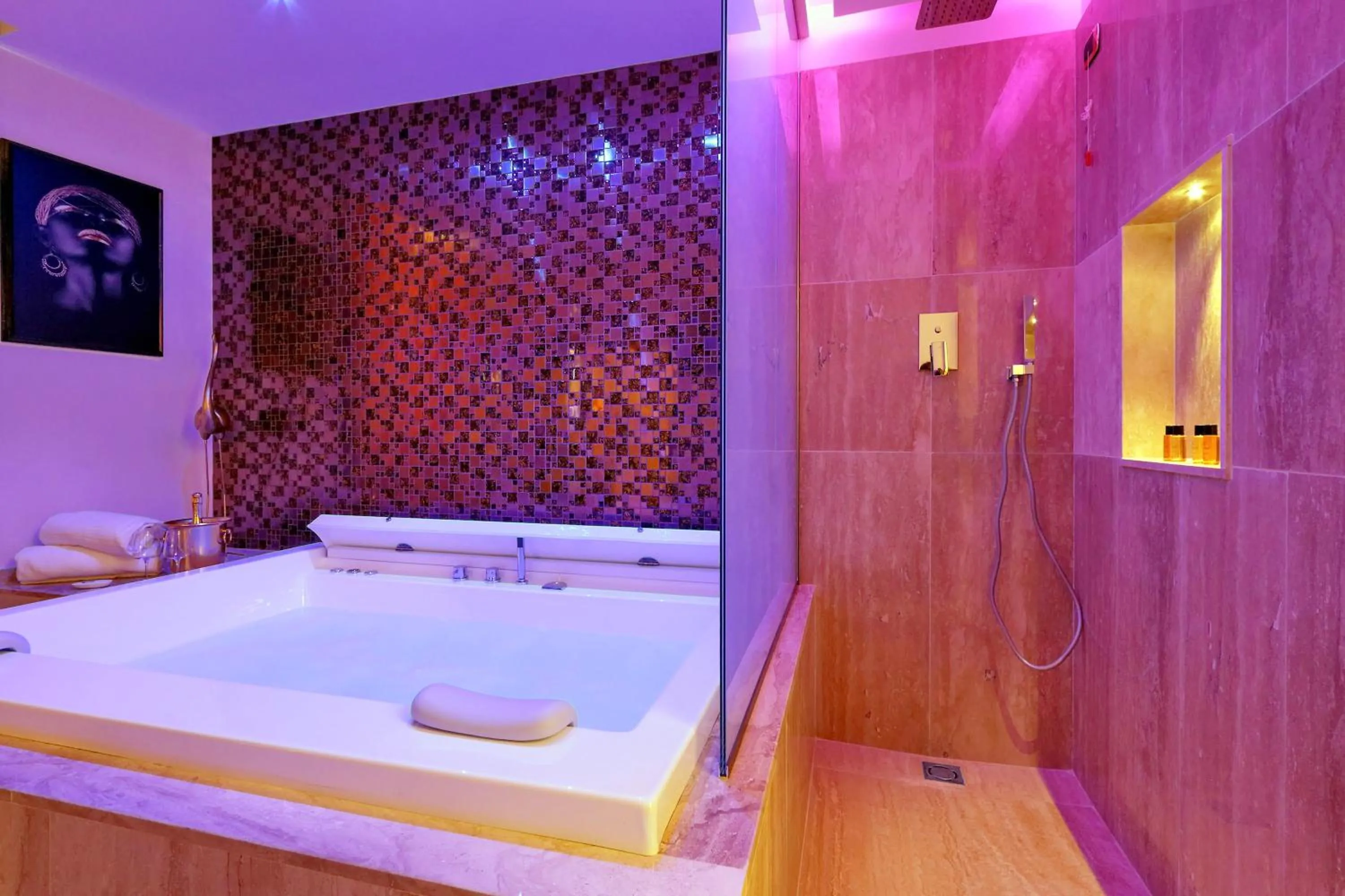 Bathroom in Spanish Diamond Luxury Suites & Jacuzzi