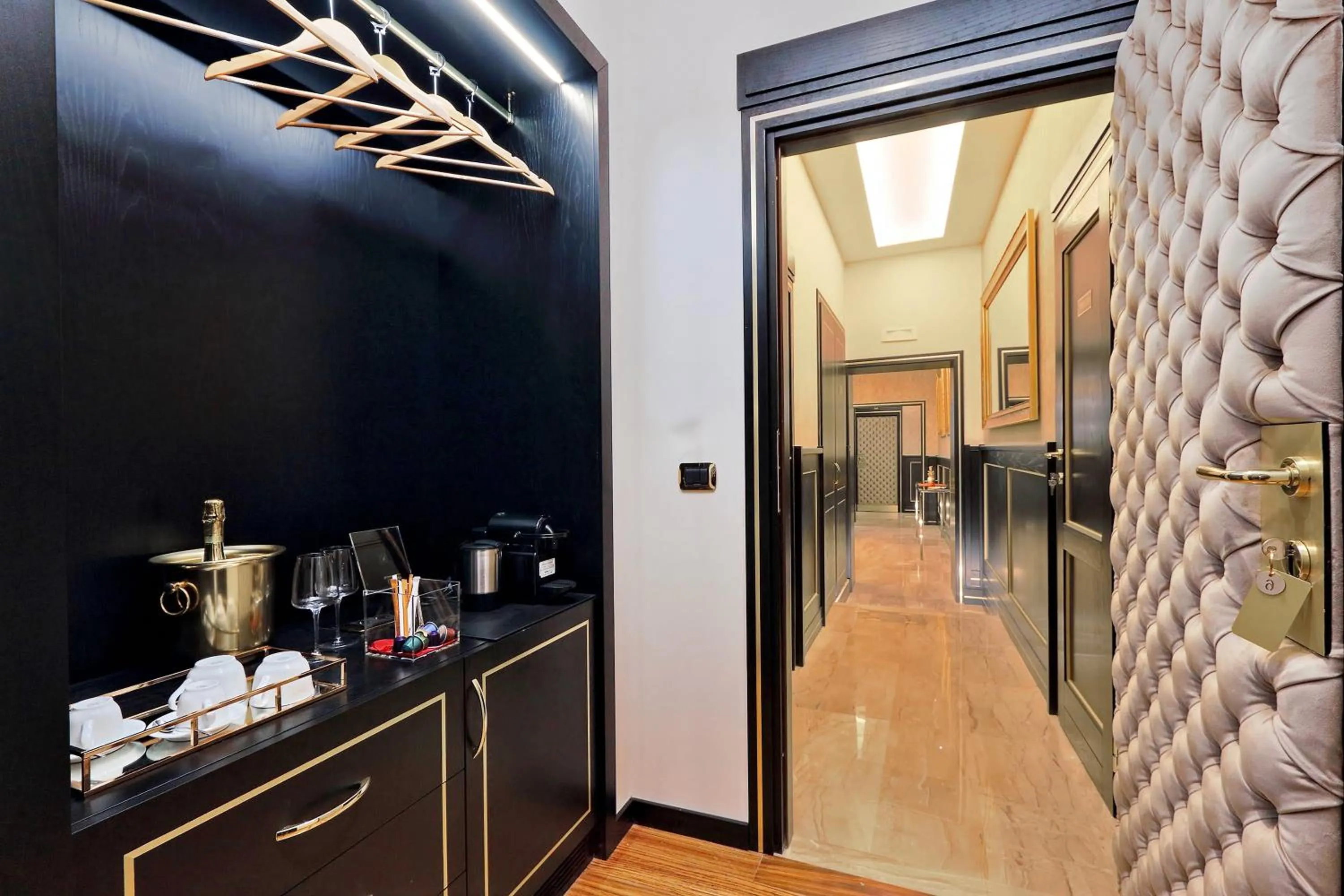 Coffee/tea facilities in Spanish Diamond Luxury Suites & Jacuzzi