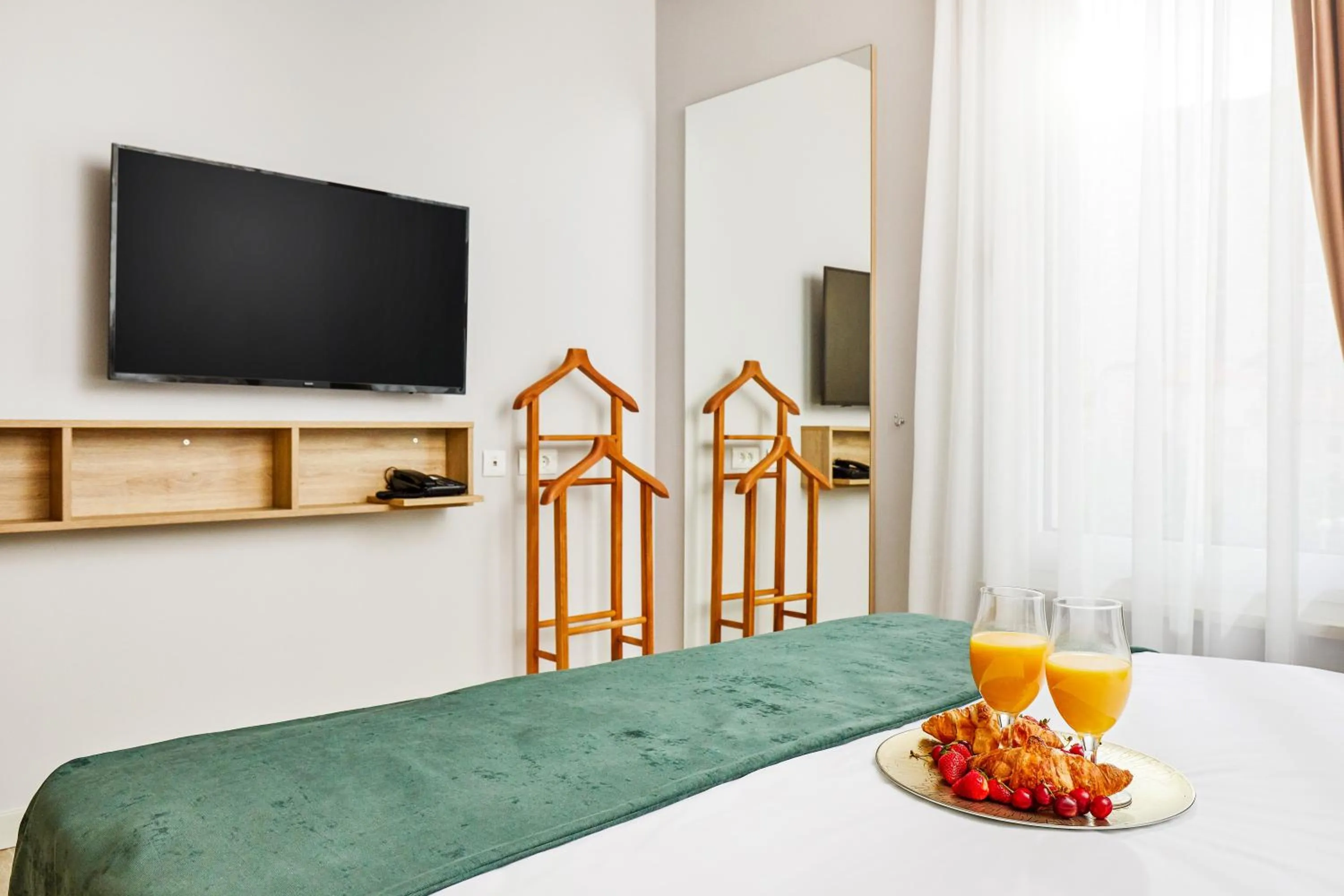 Communal lounge/ TV room, Bed in MAISON W