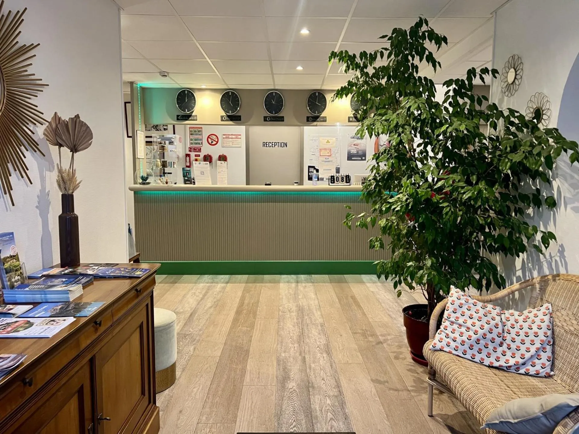 Lobby or reception in Contact Hôtel Marseille Aubagne