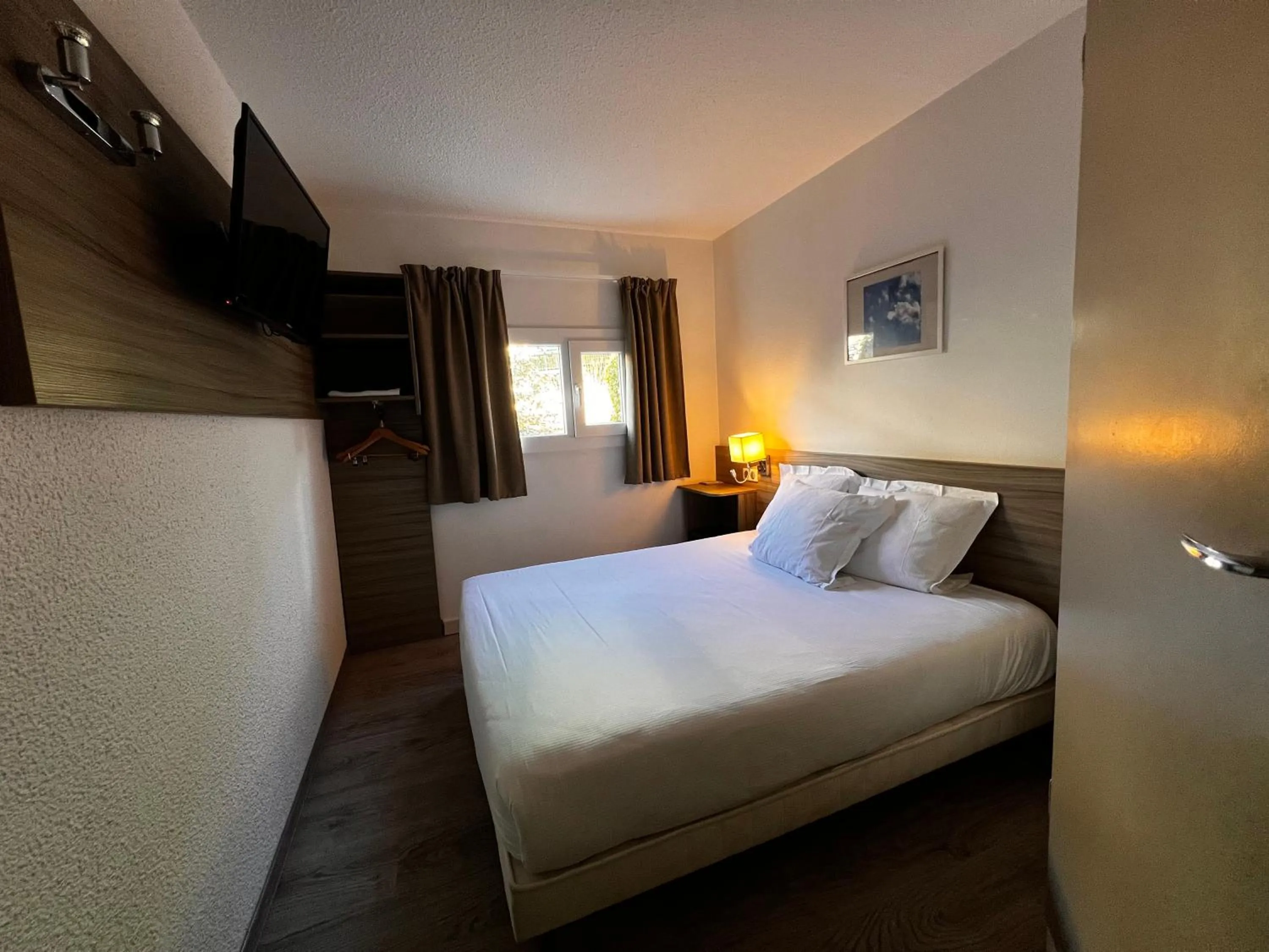 Bedroom, Bed in Contact Hôtel Marseille Aubagne