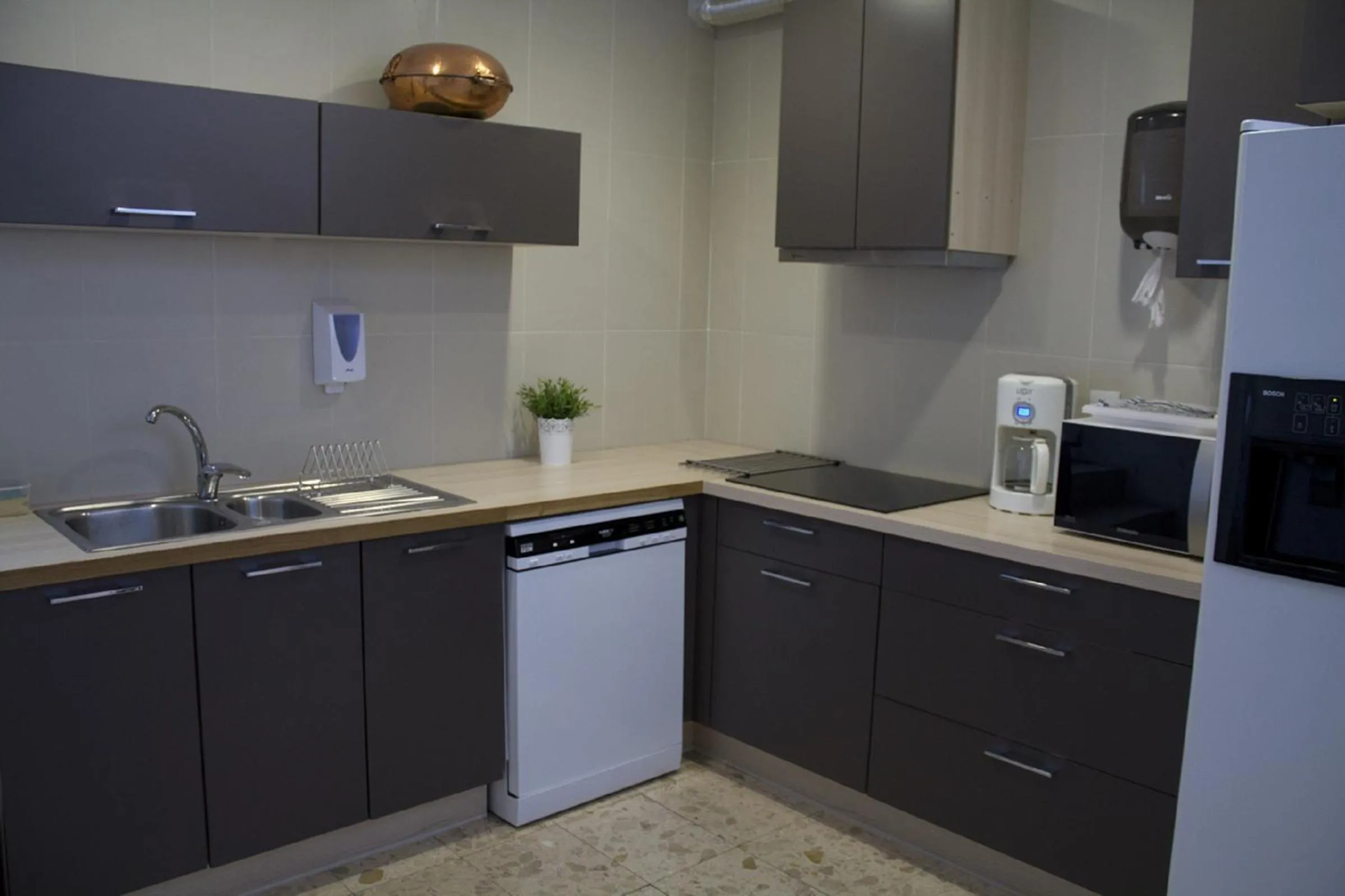 Kitchen or kitchenette in WW Hostel & Suites