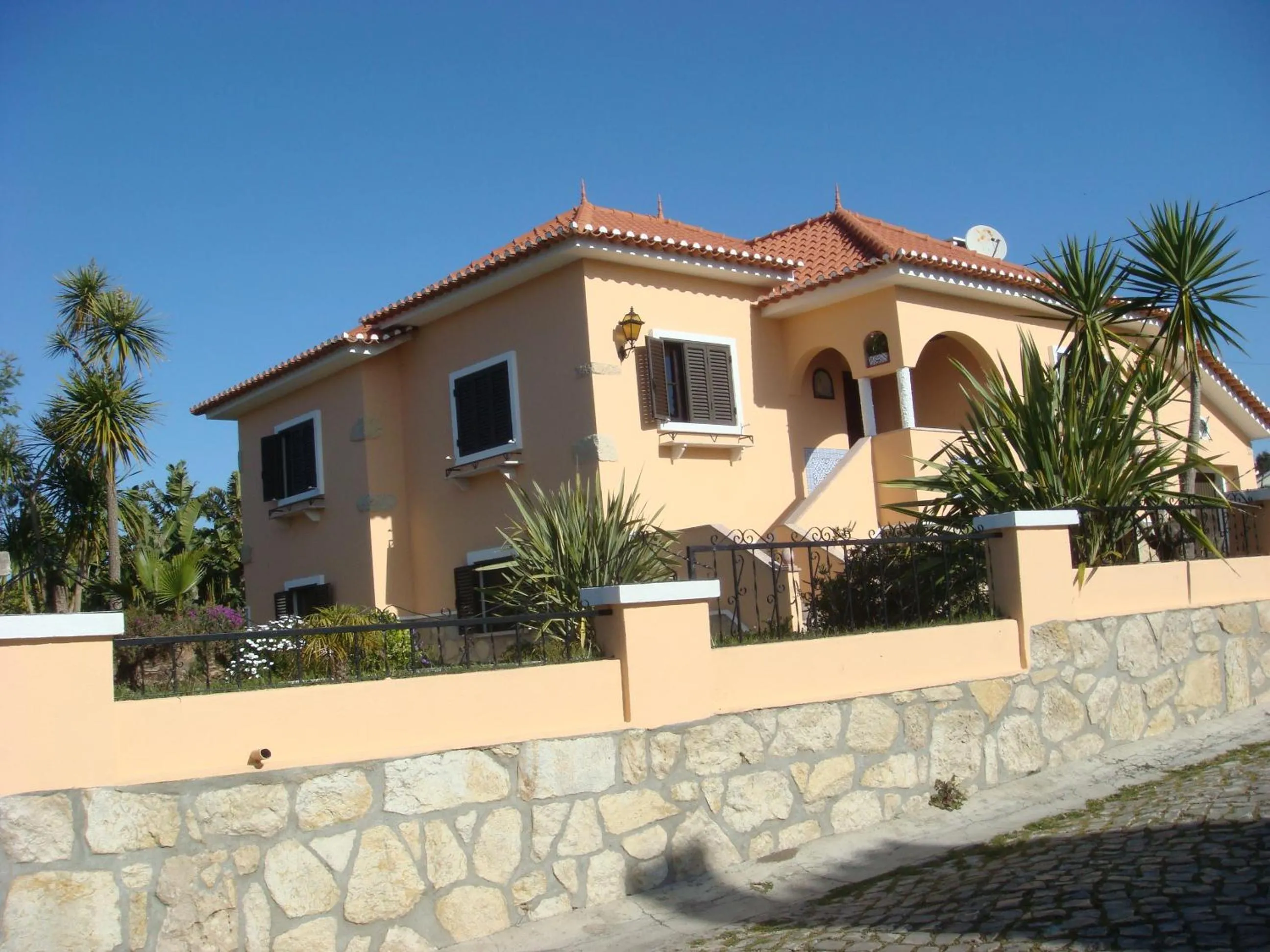 Property building in Casa De Hospedes Flor Do Jardim