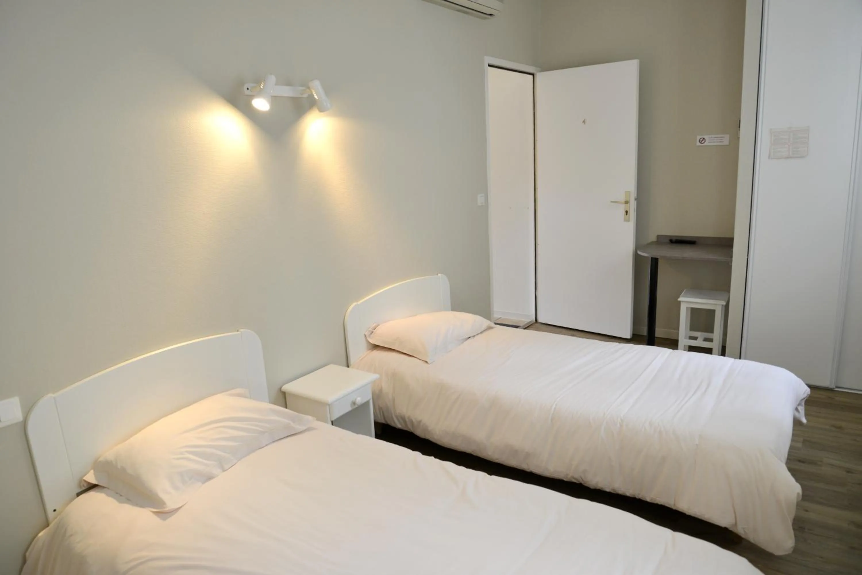 Bedroom, Bed in Hôtel Des Arceaux