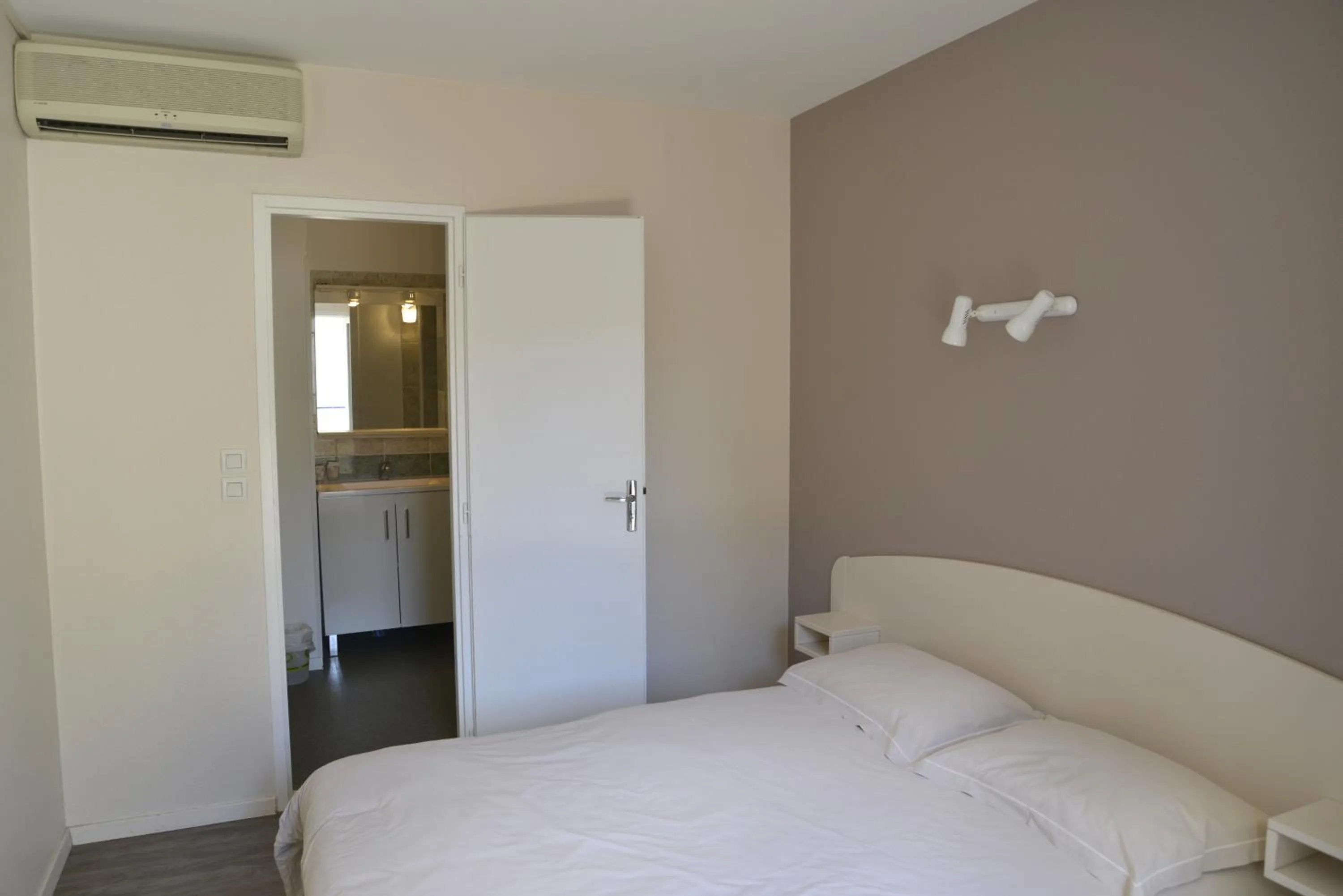 Bedroom, Bed in Hôtel Des Arceaux