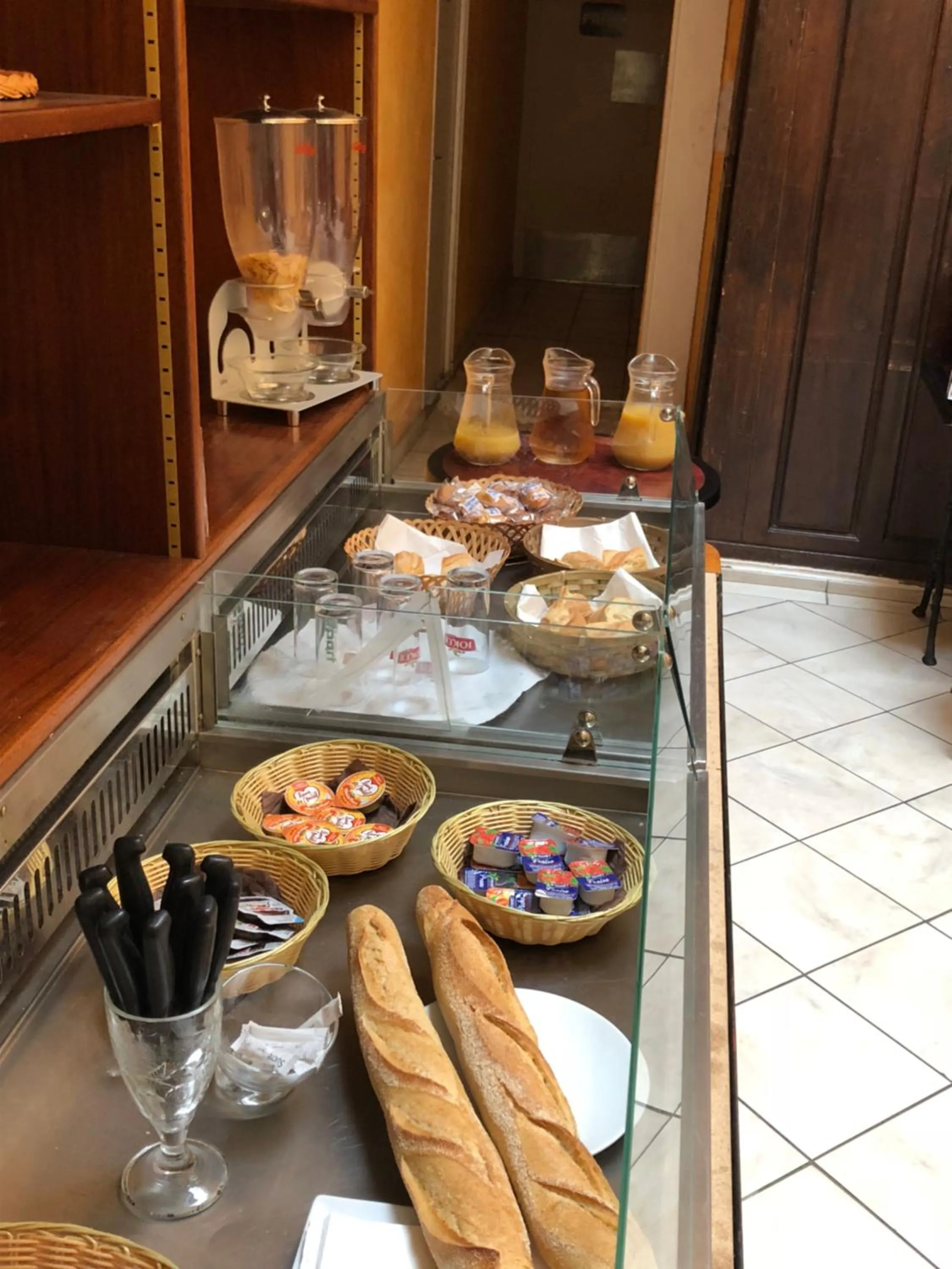 Continental breakfast in Hôtel Des Arceaux