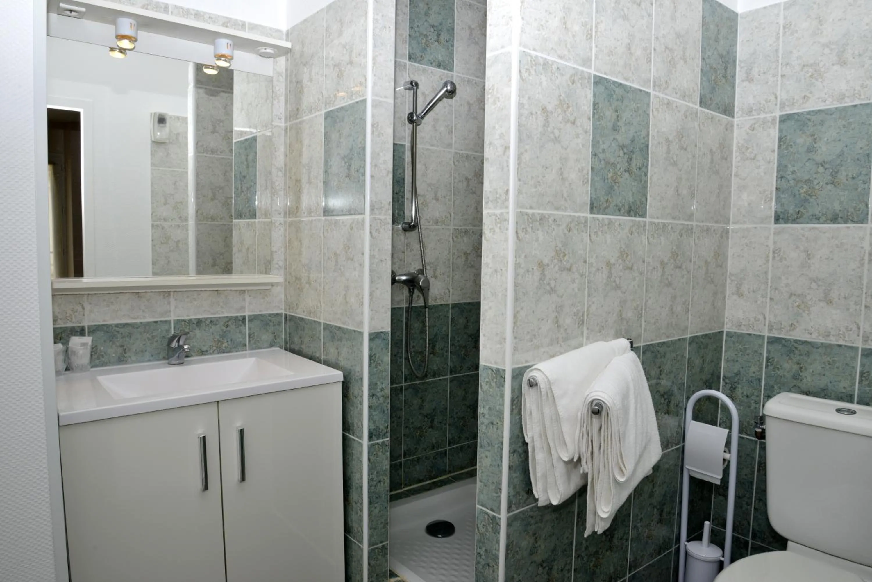 Bathroom in Hôtel Des Arceaux