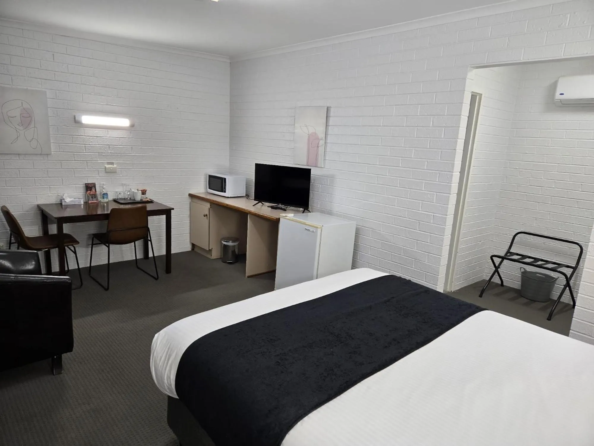 Bed in KooWeeRup Motel