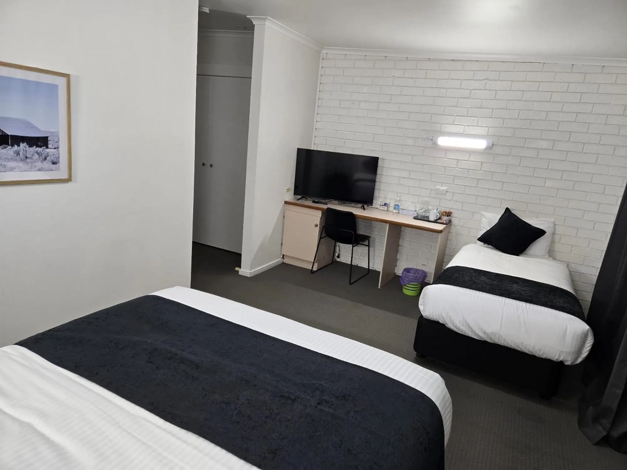 Bed in KooWeeRup Motel