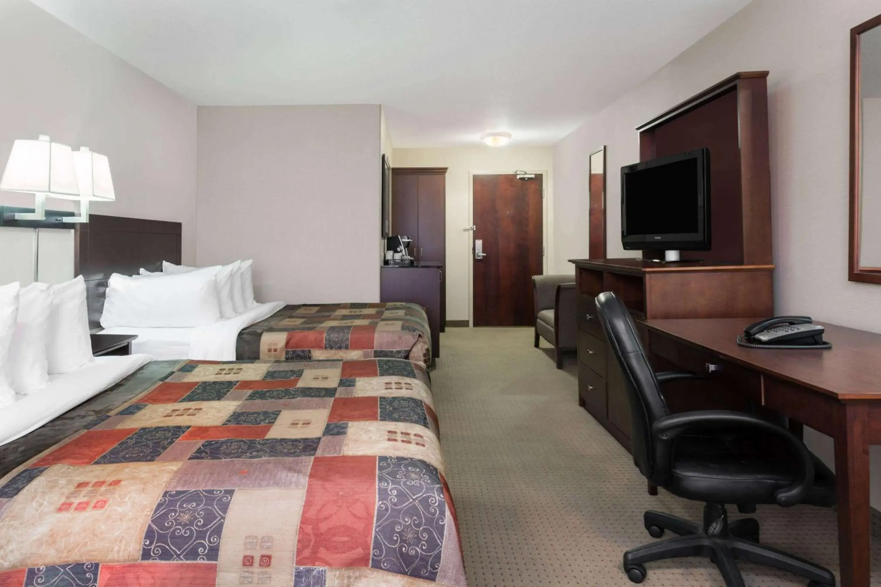 Photo of the whole room, Bed in Ramada by Wyndham Weyburn Photo of the whole room, Bed in Ramada by Wyndham Weyburn