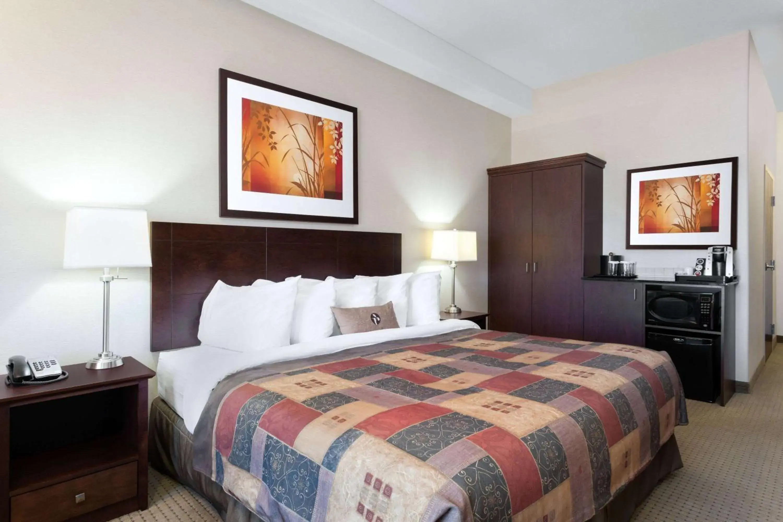 Photo of the whole room, Bed in Ramada by Wyndham Weyburn Photo of the whole room, Bed in Ramada by Wyndham Weyburn