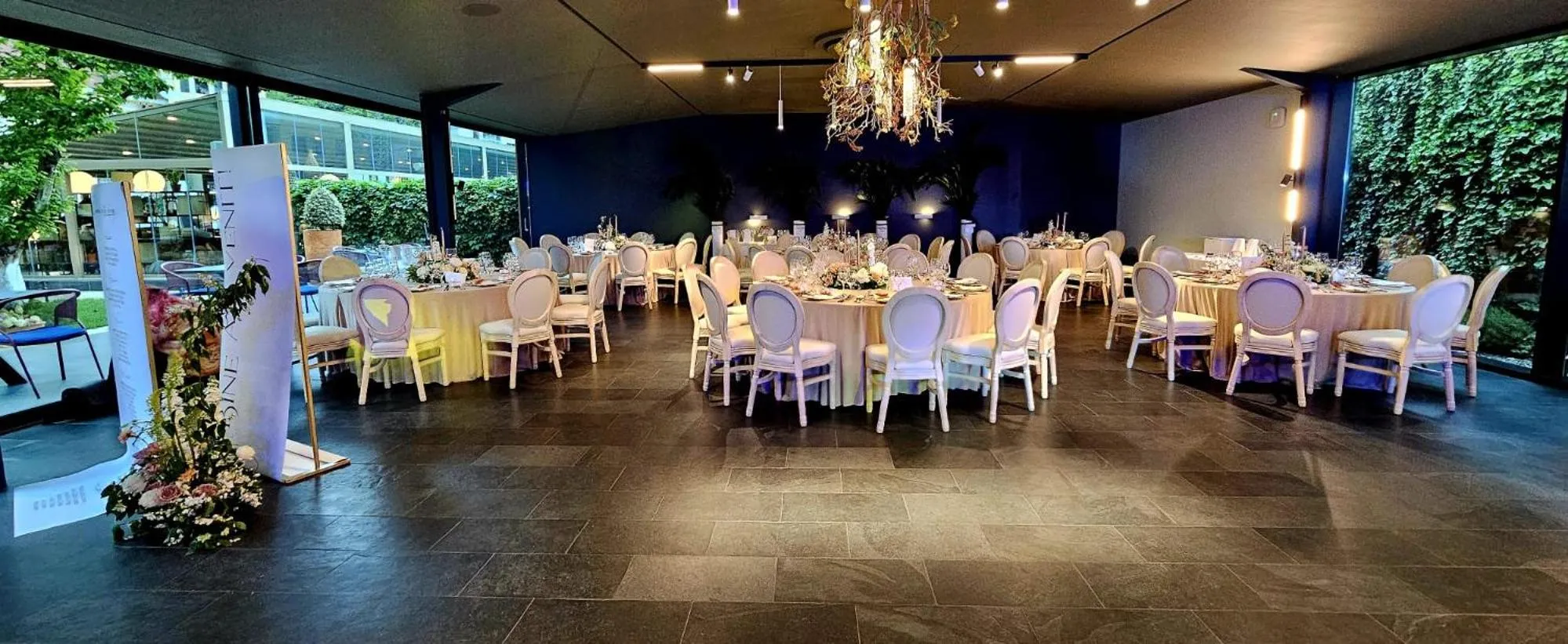 Restaurant/places to eat in Hotel Dumbrava