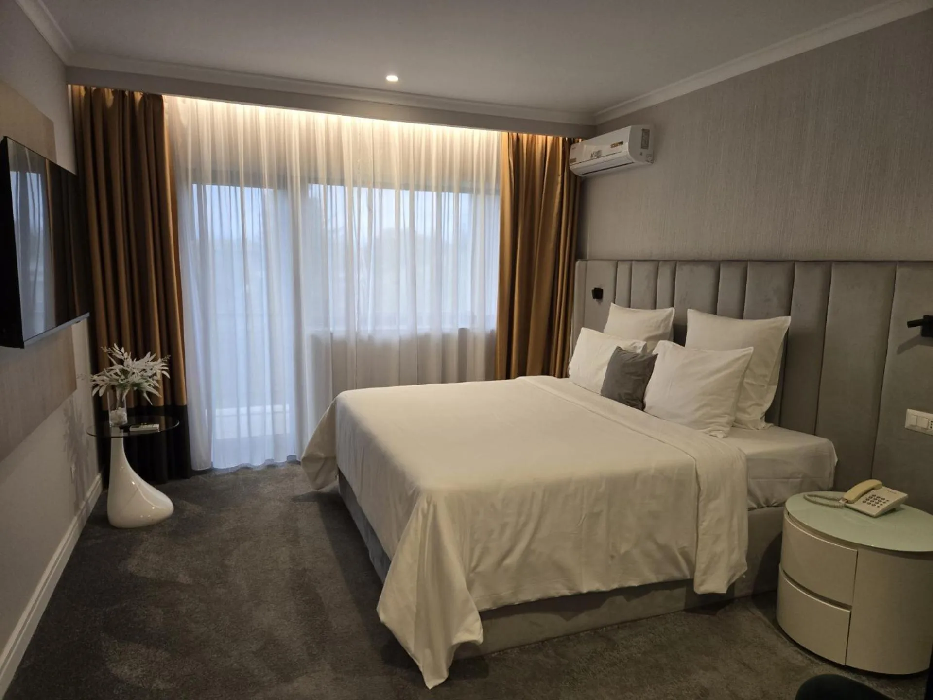 Bedroom, Bed in Hotel Dumbrava