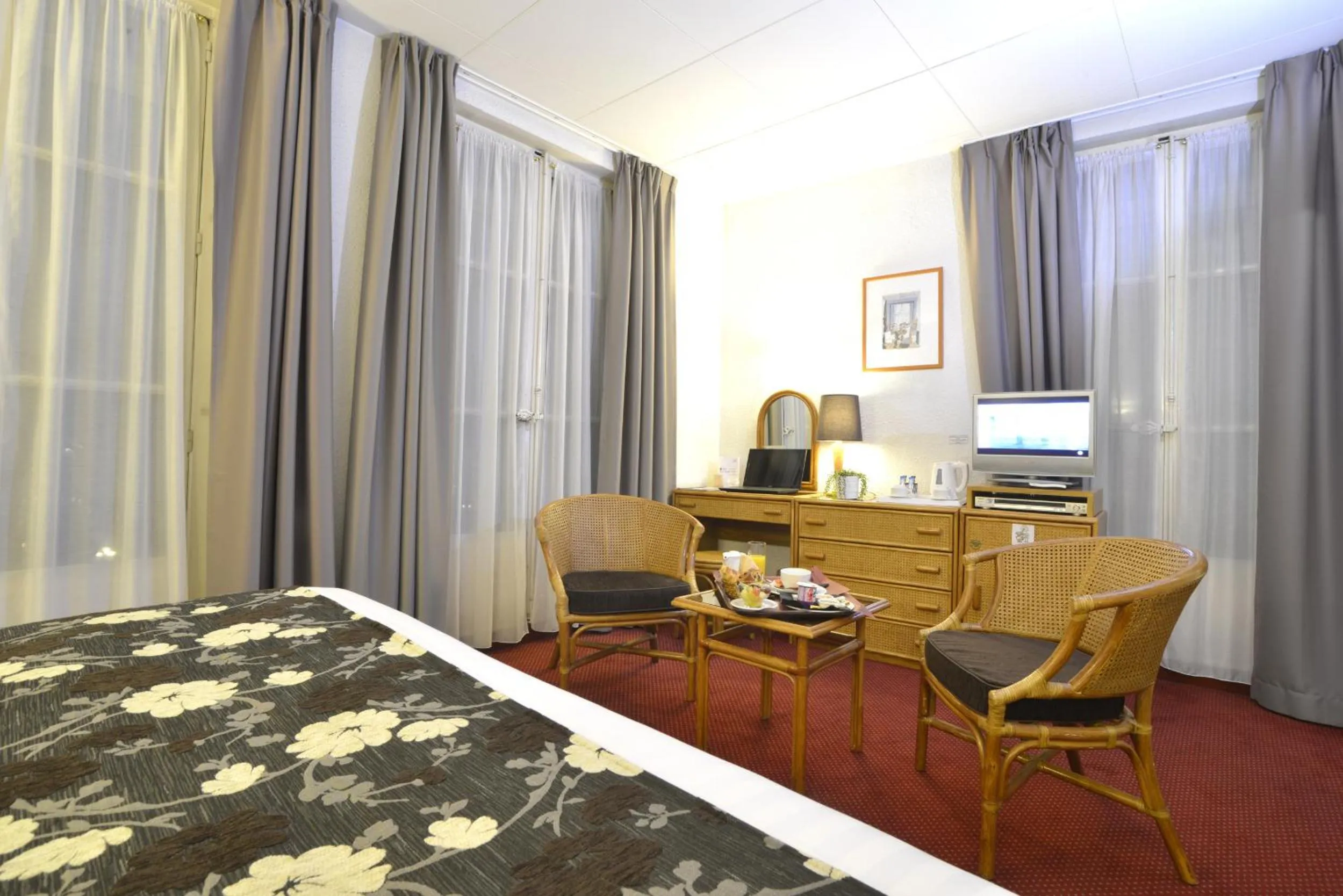 Seating area, Bed in Hôtel d’Angleterre Grenoble Hyper-Centre