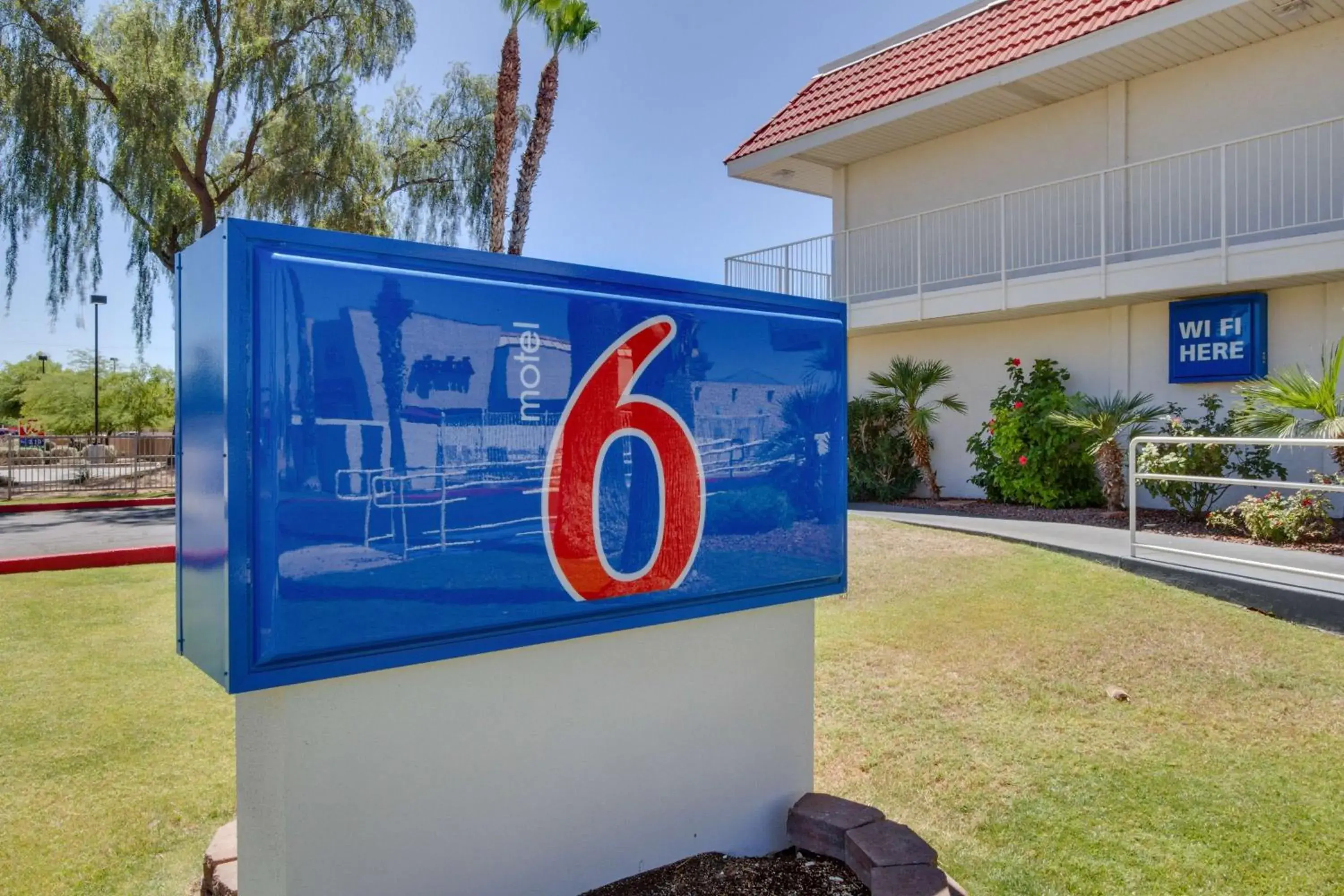 Property building, Property Logo/Sign in Motel 6-Tempe, AZ - Broadway - ASU