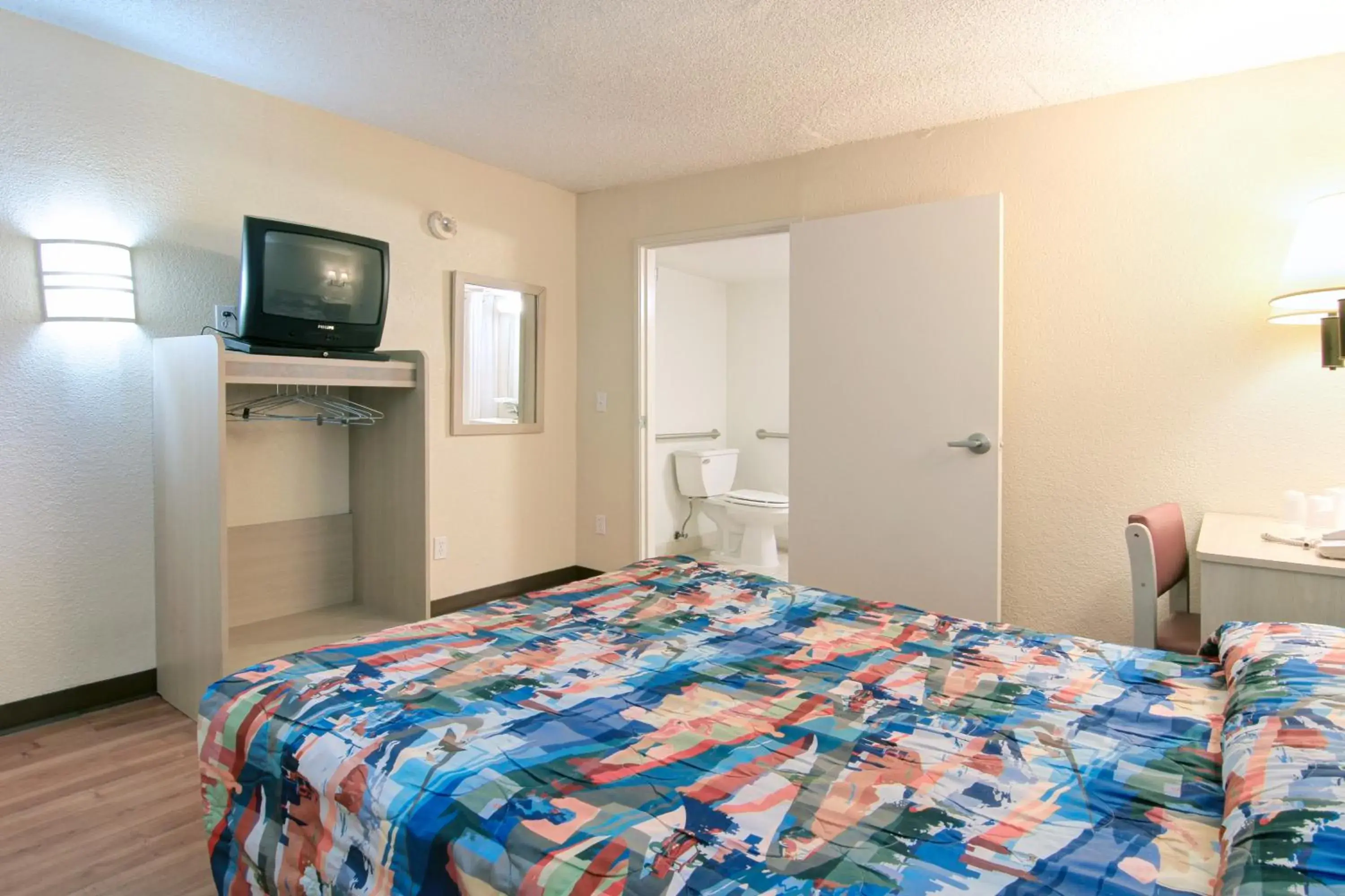 Photo of the whole room, Bed in Motel 6-Tempe, AZ - Broadway - ASU