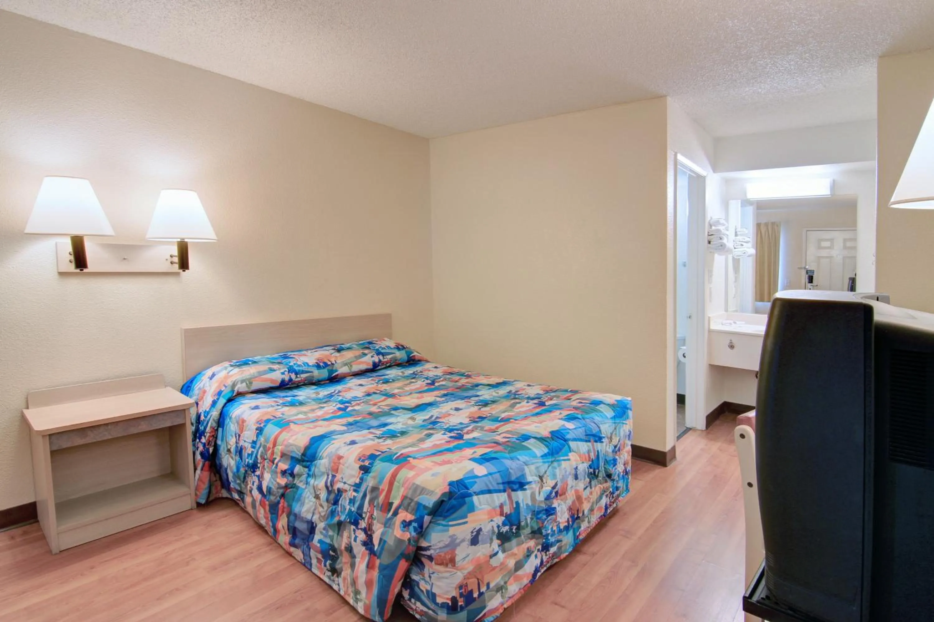 Queen Room - single occupancy in Motel 6-Tempe, AZ - Broadway - ASU