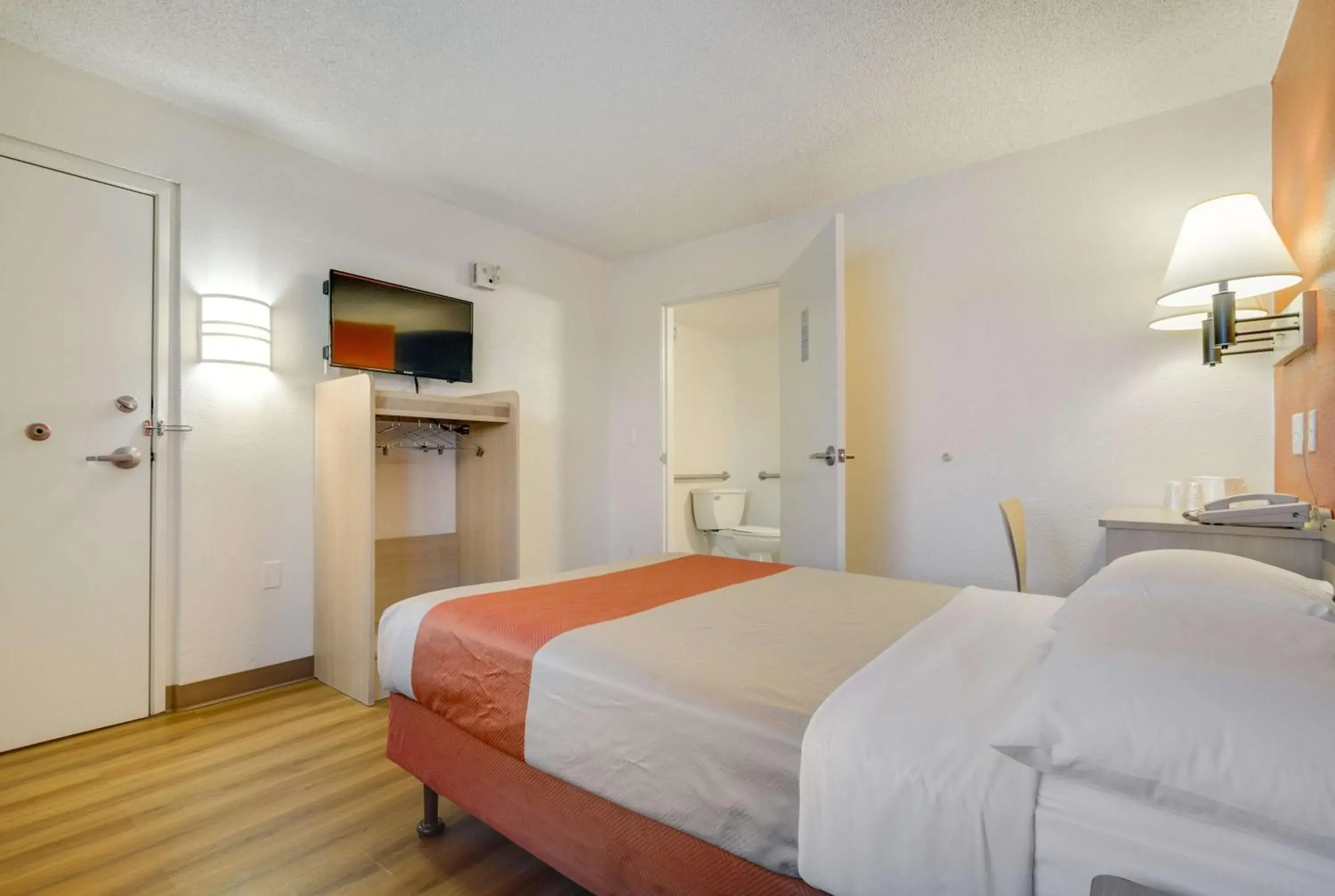 TV and multimedia, Bed in Motel 6-Tempe, AZ - Broadway - ASU