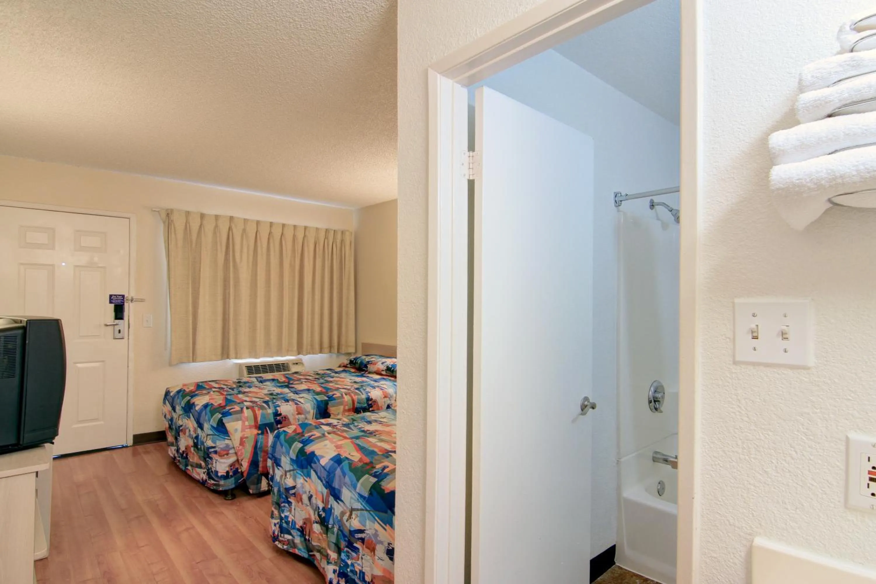 Photo of the whole room, Bed in Motel 6-Tempe, AZ - Broadway - ASU