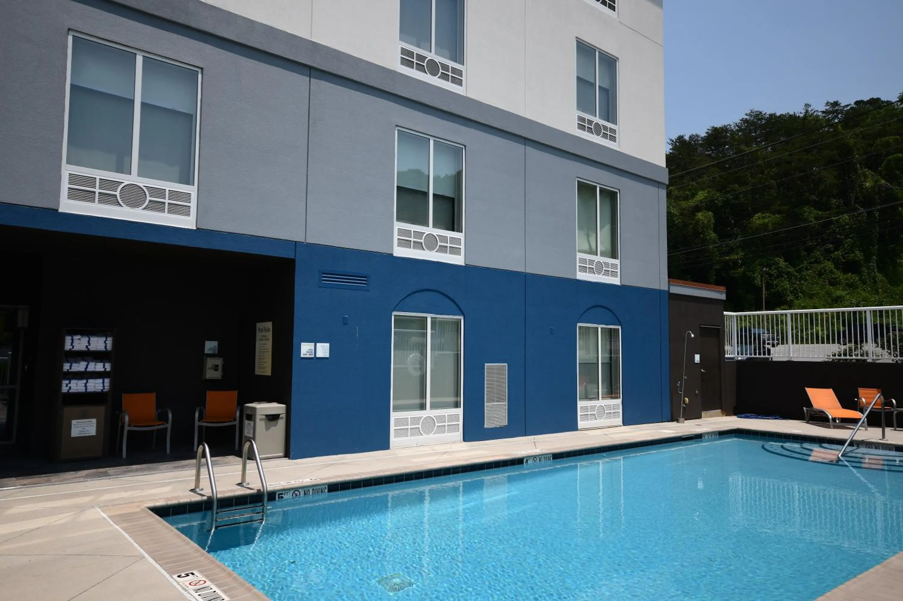 Swimming pool in Holiday Inn Express & Suites Caryville by IHG