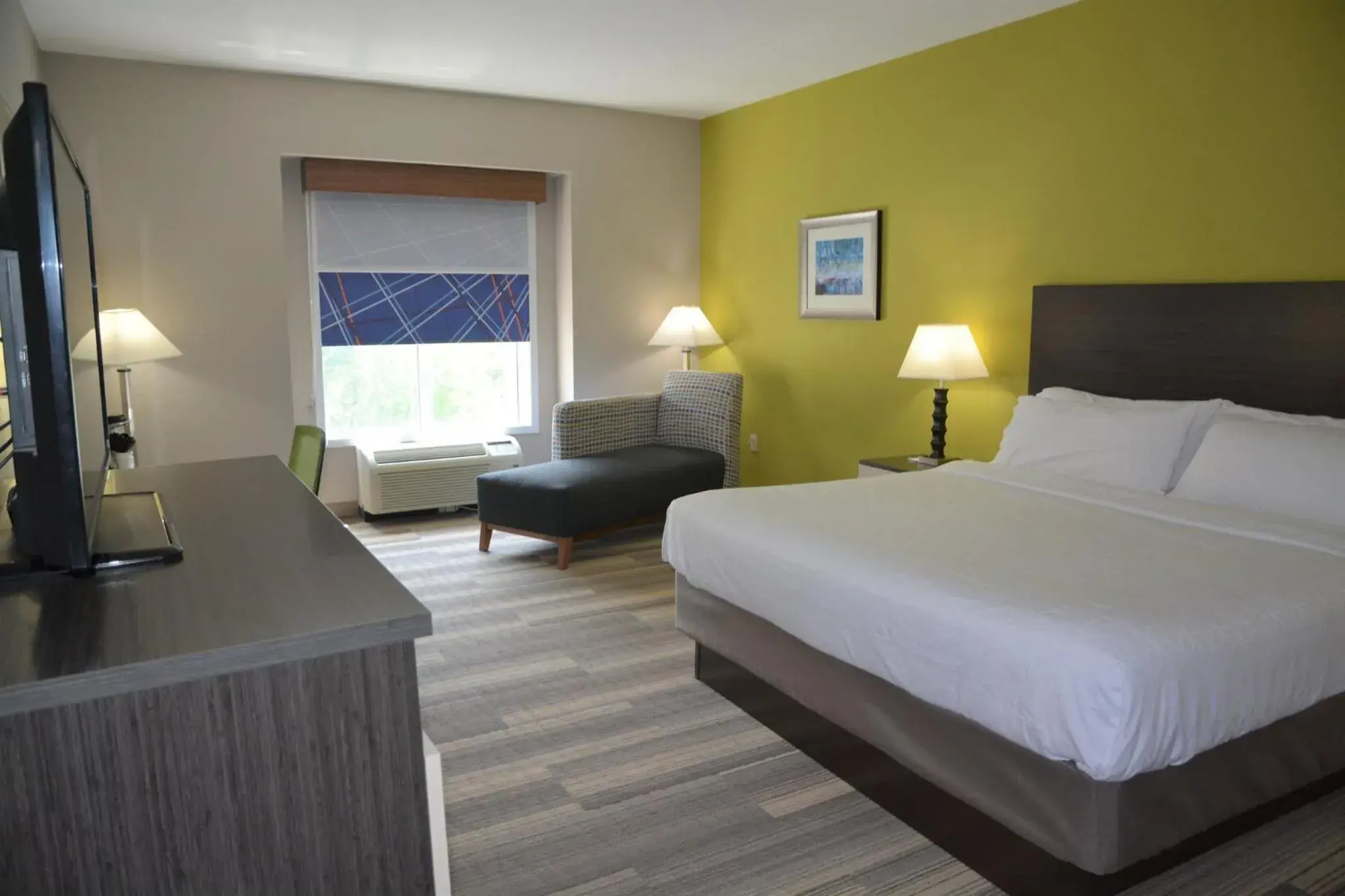 Photo of the whole room, Bed in Holiday Inn Express & Suites Caryville by IHG Photo of the whole room, Bed in Holiday Inn Express & Suites Caryville by IHG